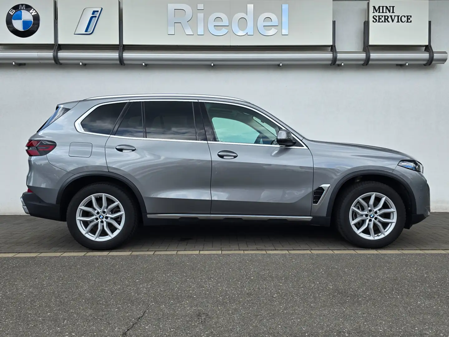 BMW X5 xDrive30d Sport Aut*Komfortsitze*Pano*AHK*H/K Grijs - 2