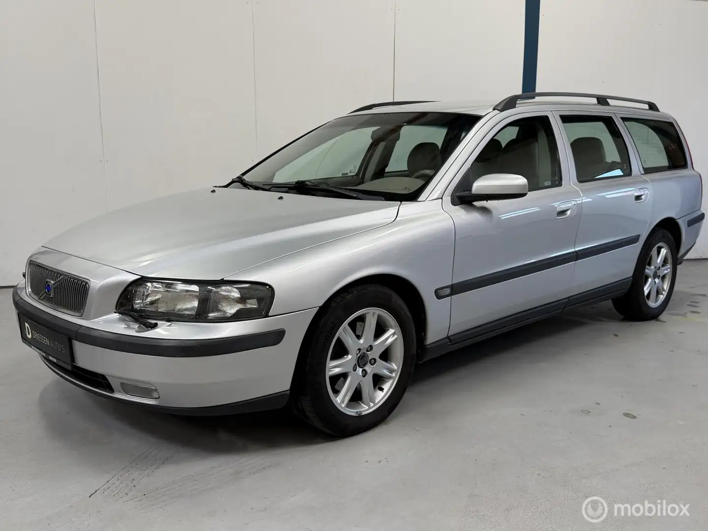 Volvo V70 2.5 T Comfort Line AUTOMAAT / 2 EIGENAREN Grigio - 1
