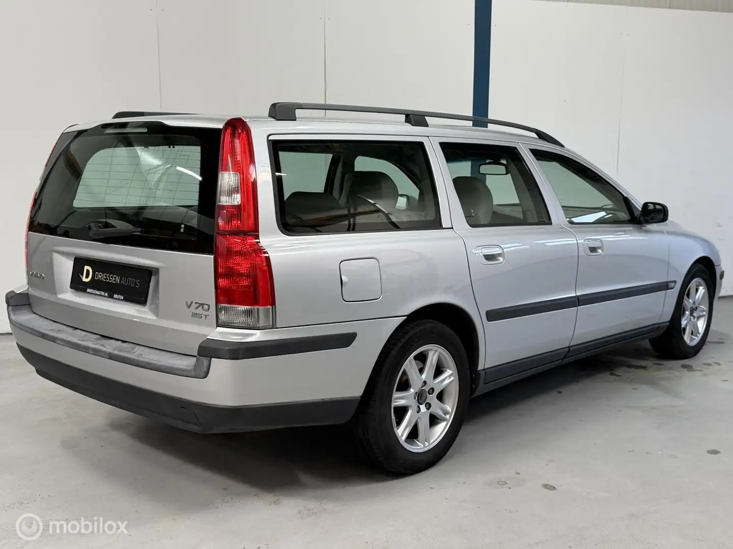 Volvo V70 2.5 T Comfort Line AUTOMAAT / 2 EIGENAREN Grigio - 2