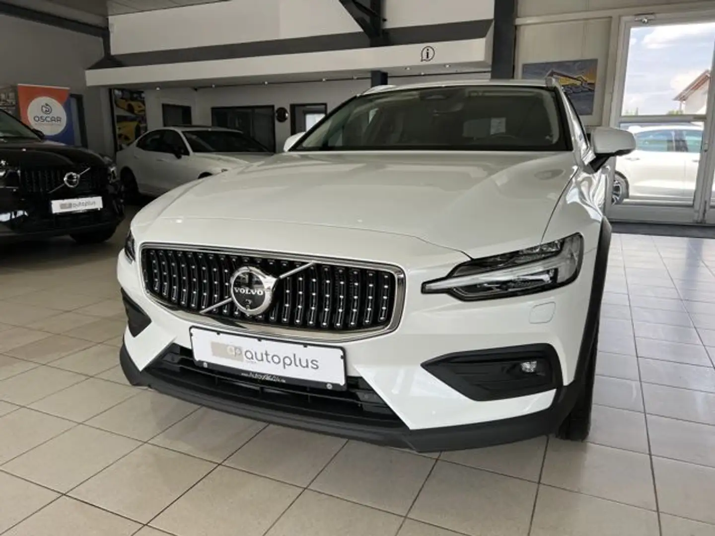 Volvo V60 Cross Country CC B5 Ultimate AWD ACC BLIS B&W 360° Standhz Wit - 2