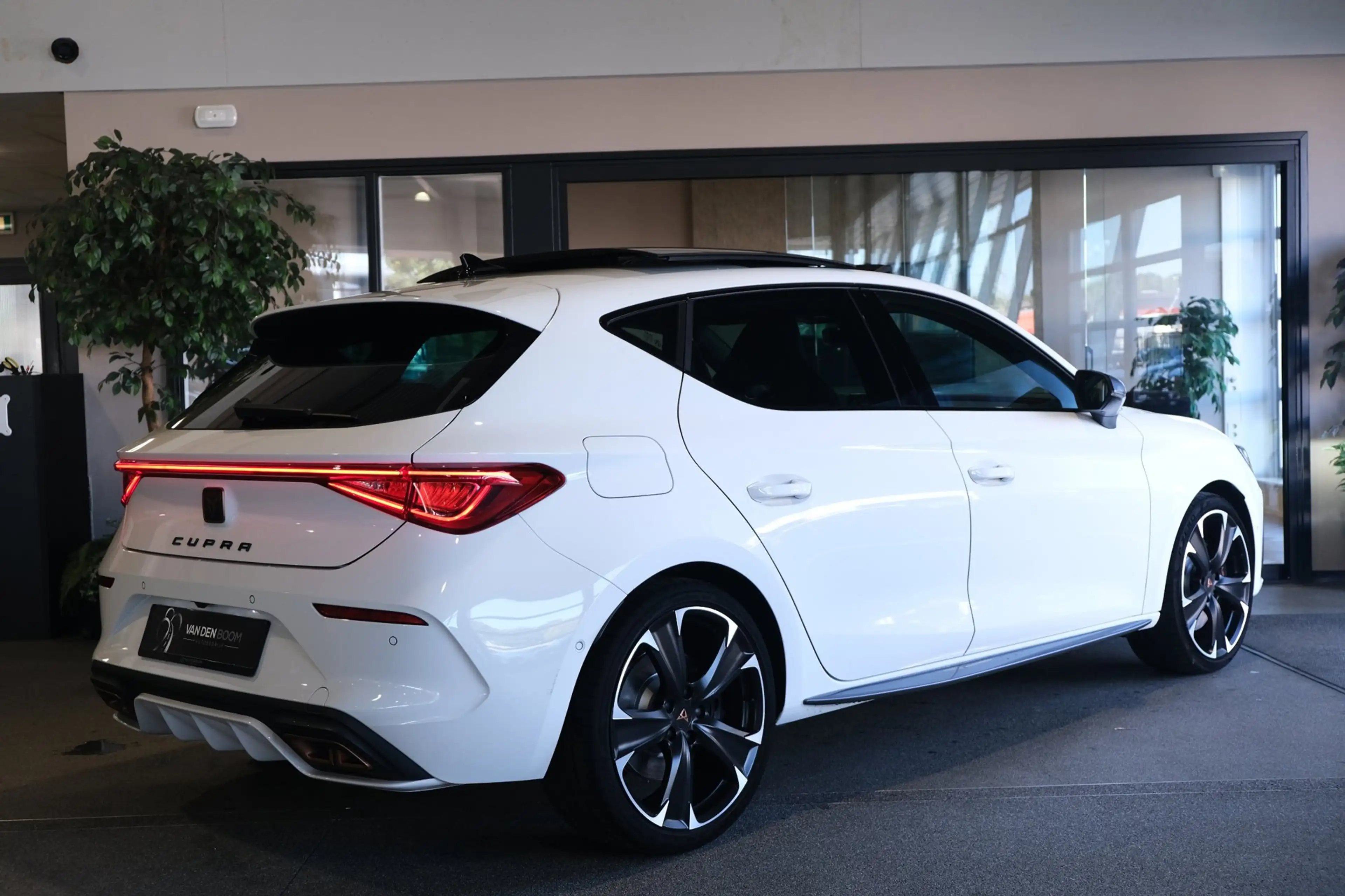 CUPRA Leon 1.4 e-Hybrid VZ 245PK Pano Led Cam Navi Virtual AC — photo 8