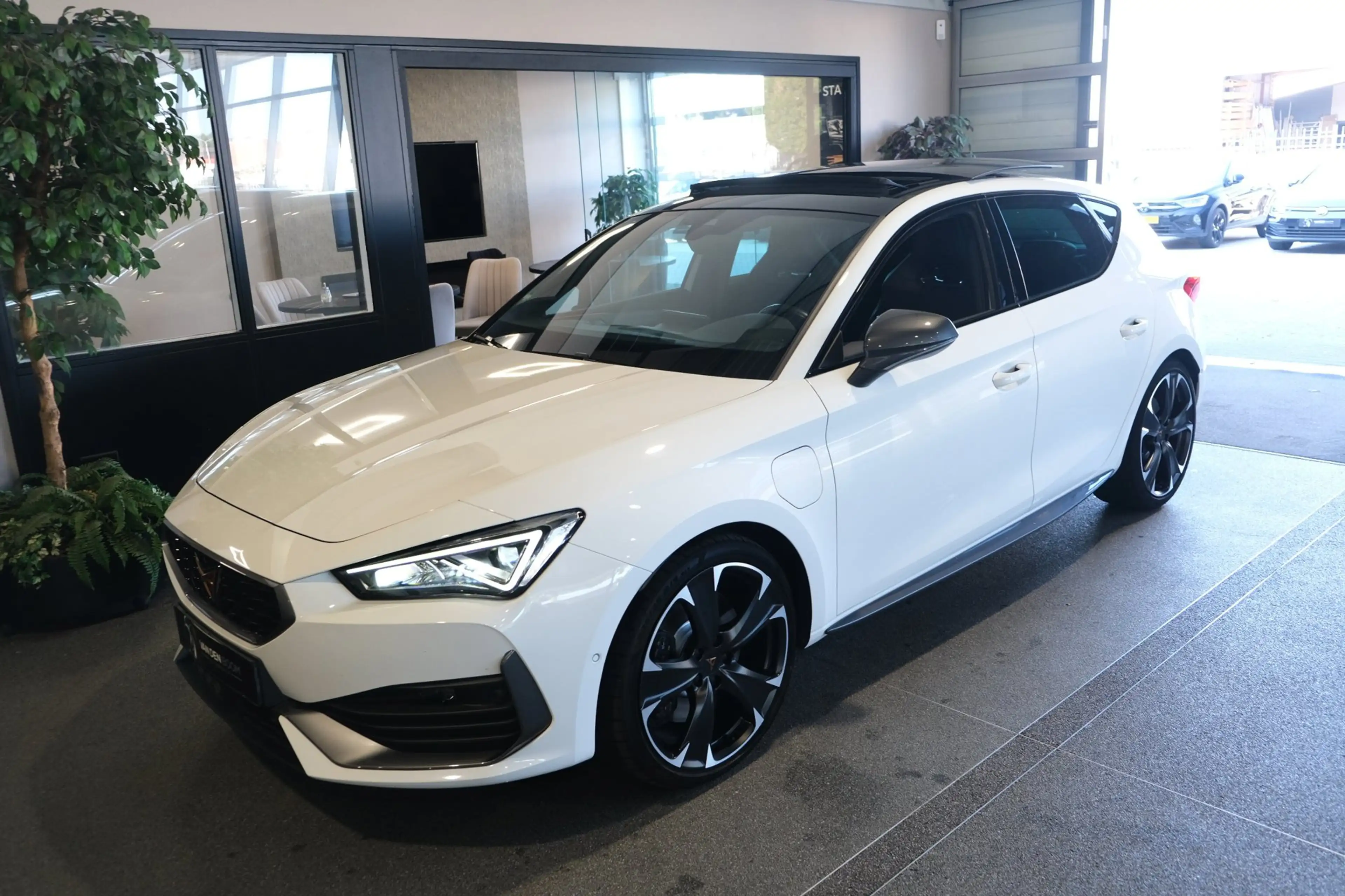 CUPRA Leon 1.4 e-Hybrid VZ 245PK Pano Led Cam Navi Virtual AC — photo 10