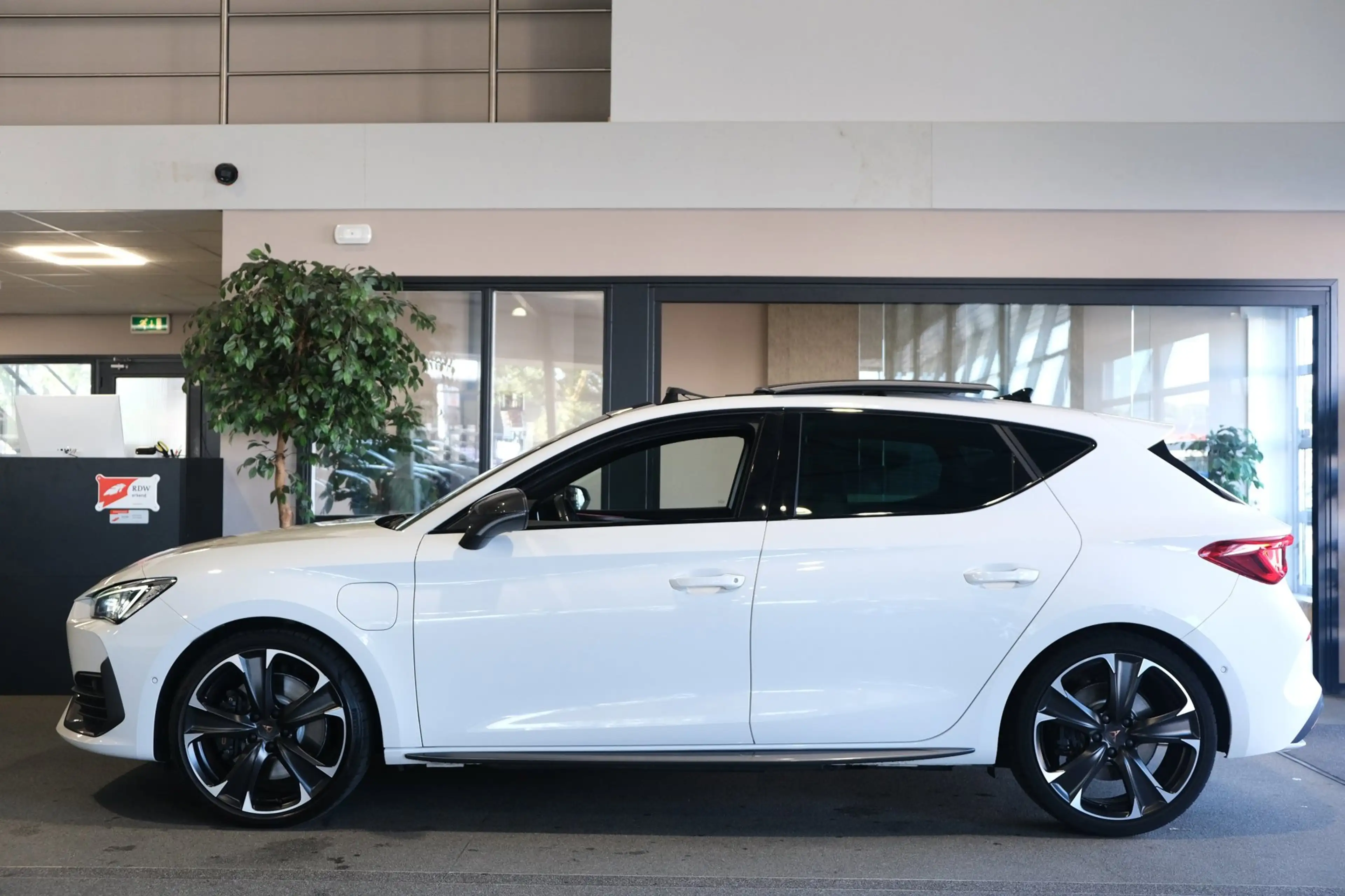 CUPRA Leon 1.4 e-Hybrid VZ 245PK Pano Led Cam Navi Virtual AC — photo 9