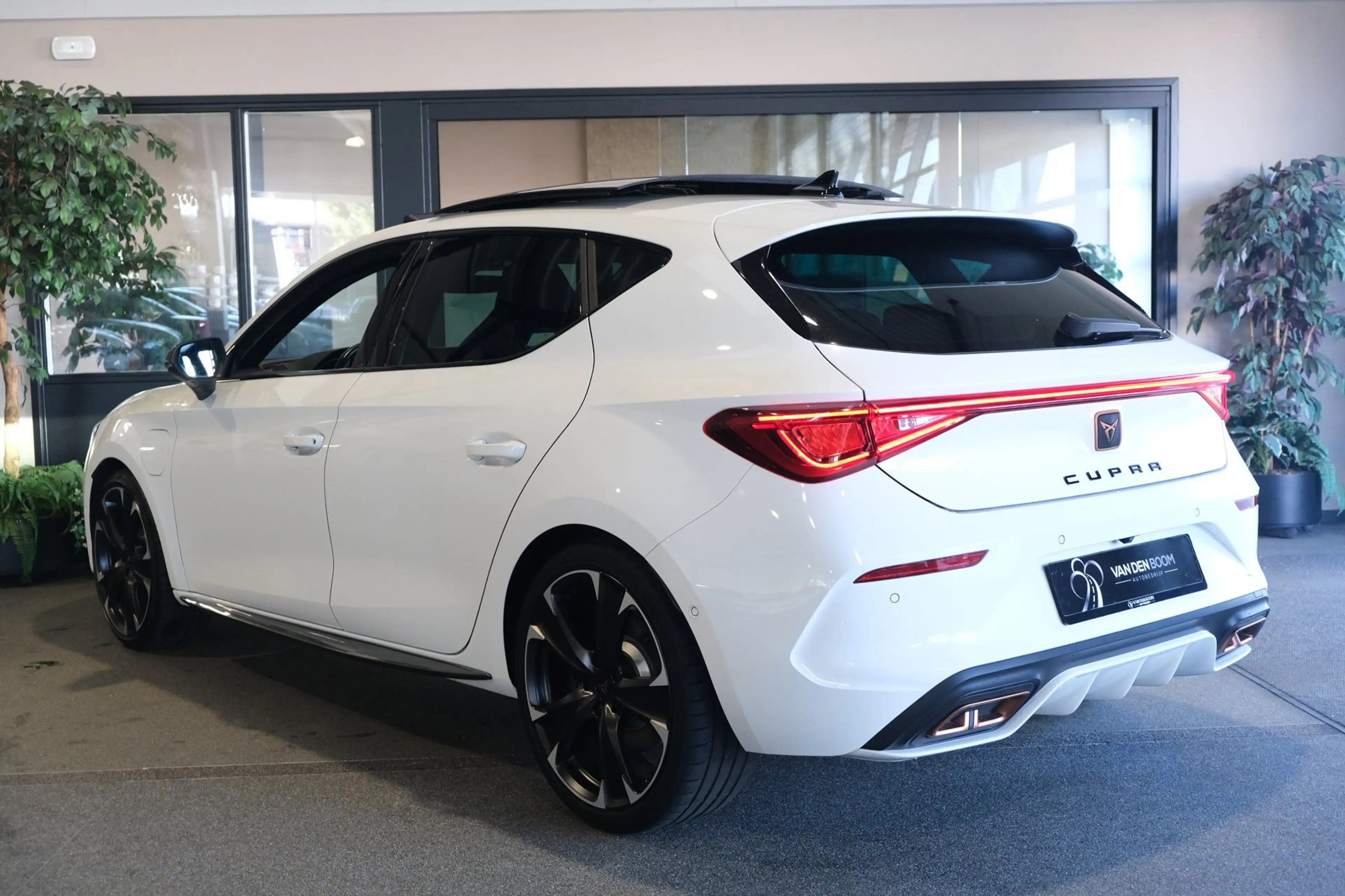 CUPRA Leon 1.4 e-Hybrid VZ 245PK Pano Led Cam Navi Virtual AC — photo 2