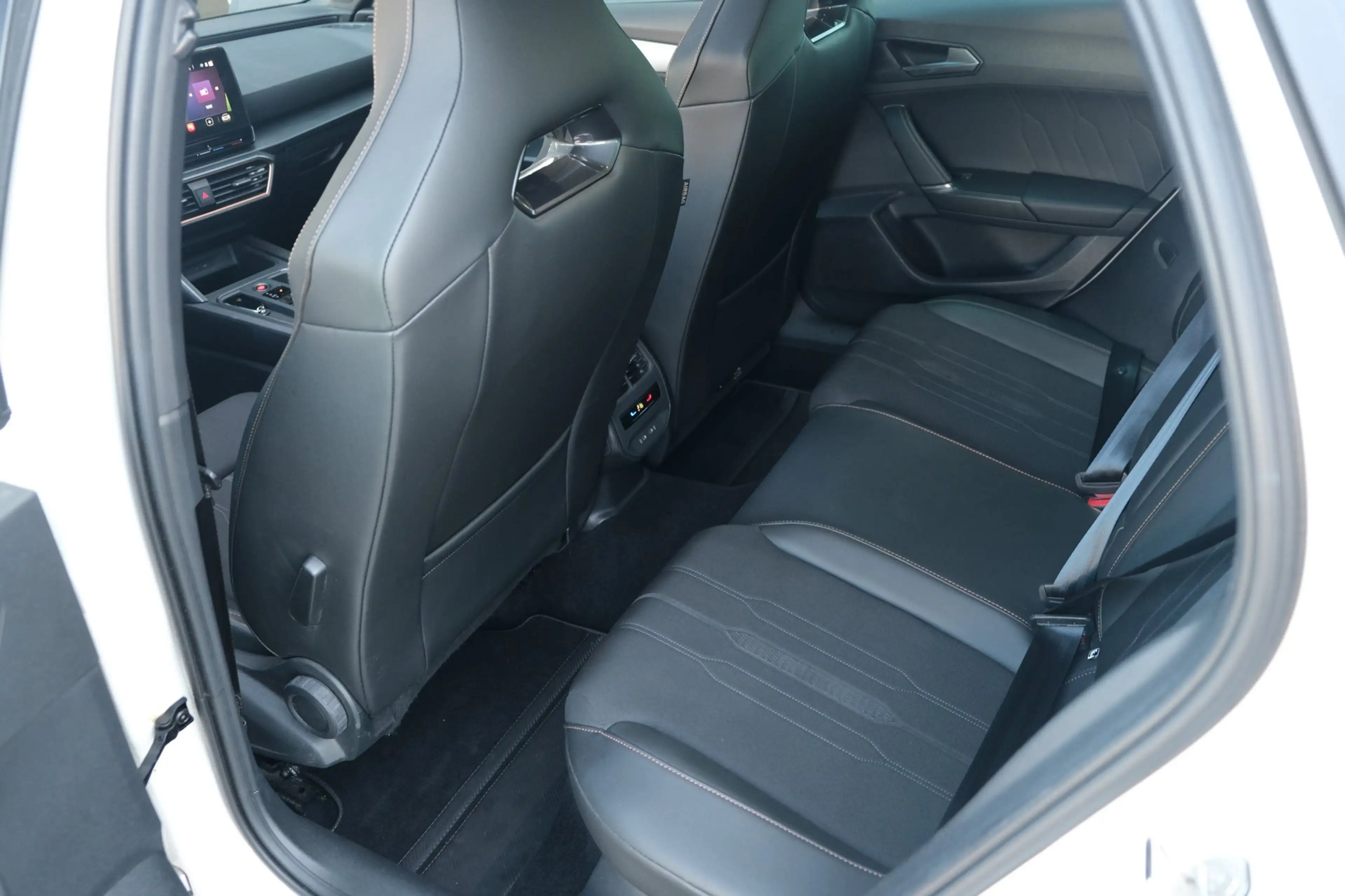 CUPRA Leon 1.4 e-Hybrid VZ 245PK Pano Led Cam Navi Virtual AC — photo 14