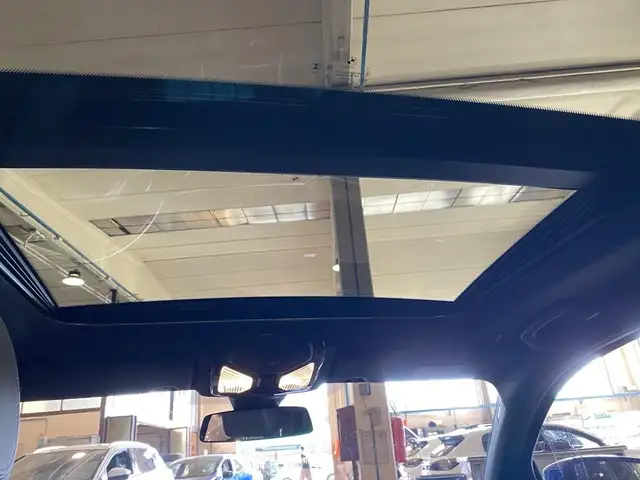 BMW 3 Series view 14