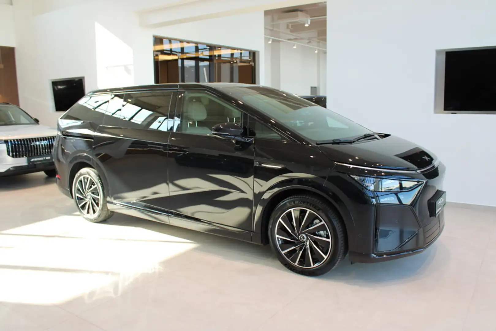 Xpeng X9 X9 Long Range FWD 110kWh Schwarz - 1