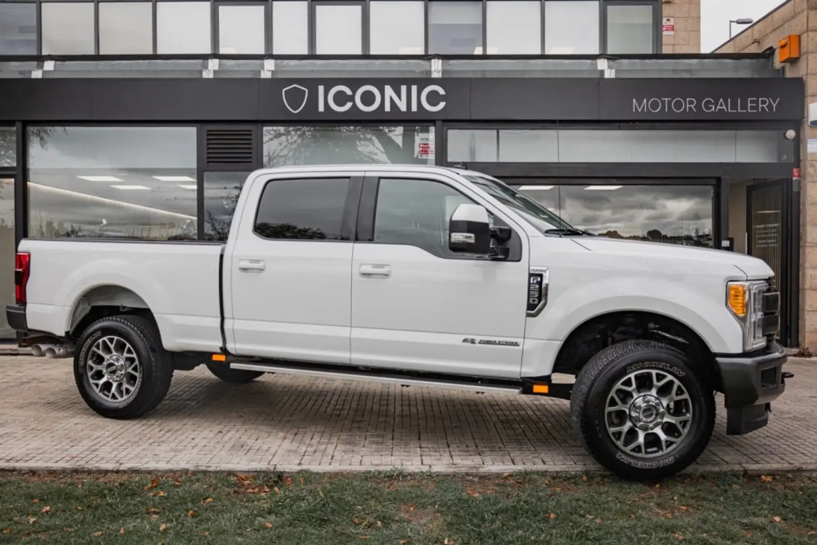 Ford F-350 6.0 V8 Crew Cab 4x2 DRW Lariat Aut. Blanco - 1