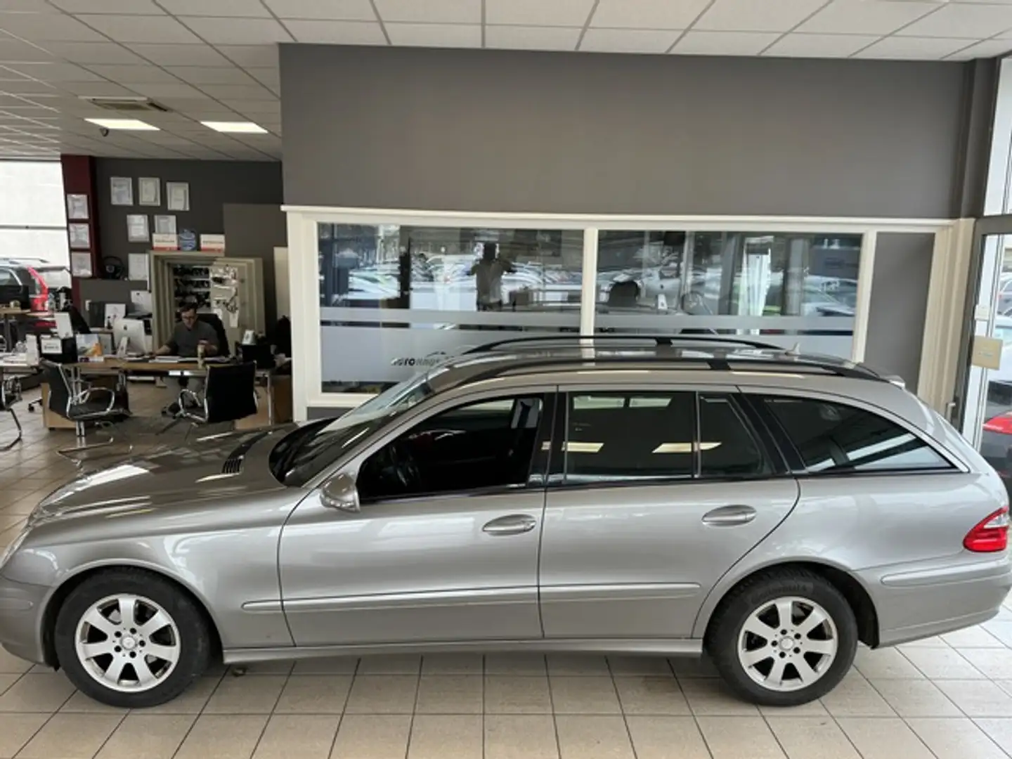 Mercedes-Benz E 200 CDI T BlueEFFICIENCY 2. Hand AHK Navi PDC Schwarz - 1