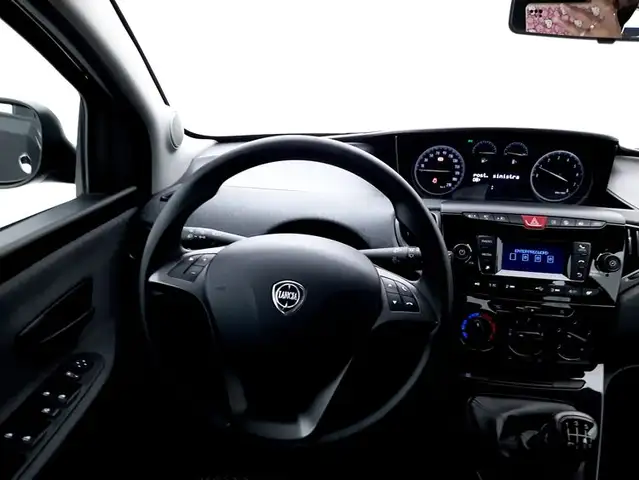 Lancia Ypsilon view 11
