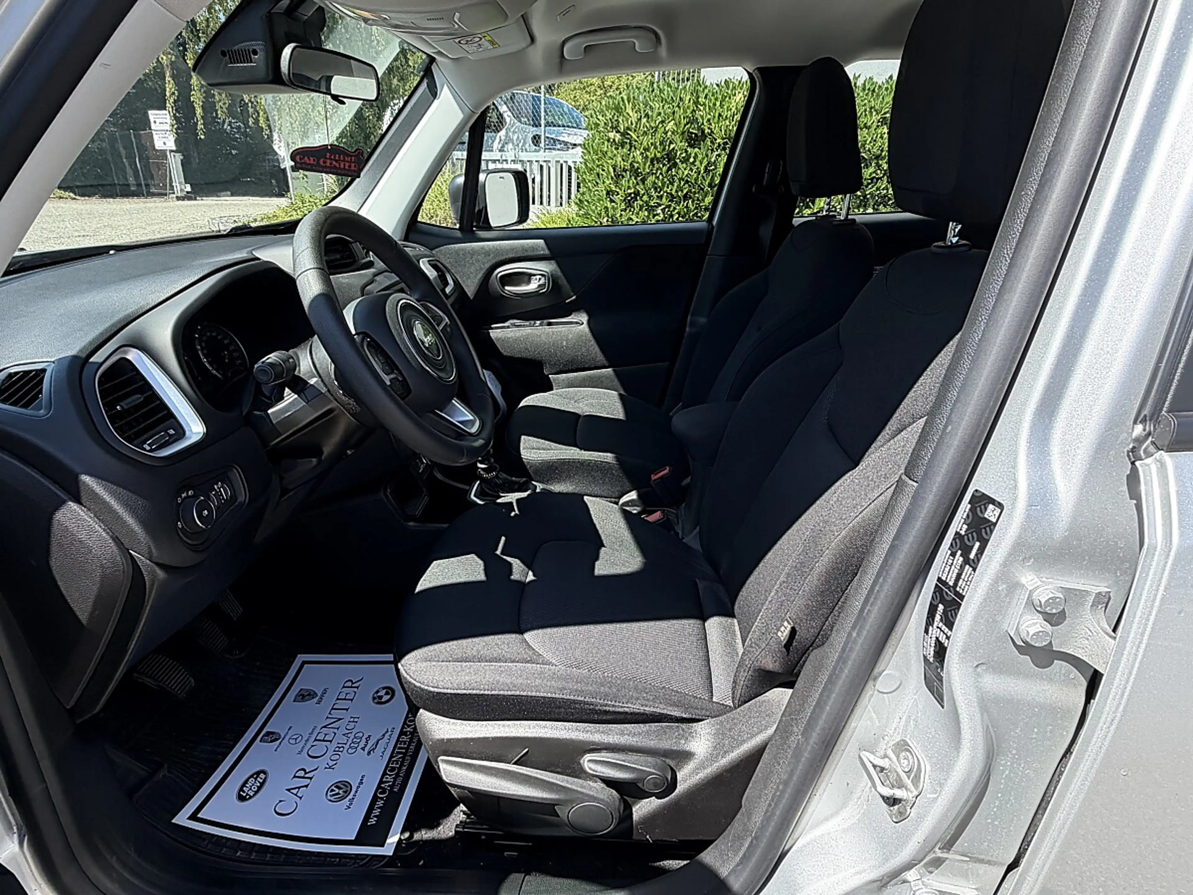 Jeep Renegade 1,0 MultiAir T3 FWD 6MT 120 Sport — photo 11