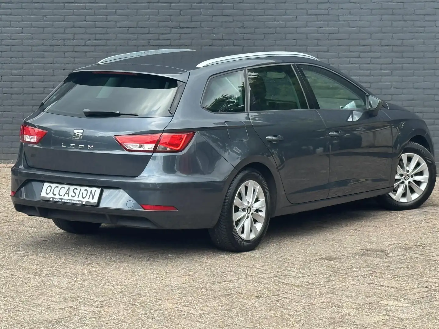 SEAT Leon ST 1.0 EcoTSI Style Business Intense I INCL. € 850 Grijs - 2