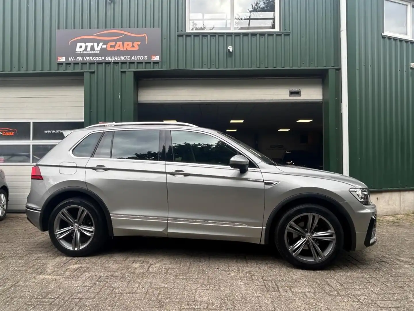 Volkswagen Tiguan 1.5 TSI ACT Highline Business R DSG Pano Grijs - 2