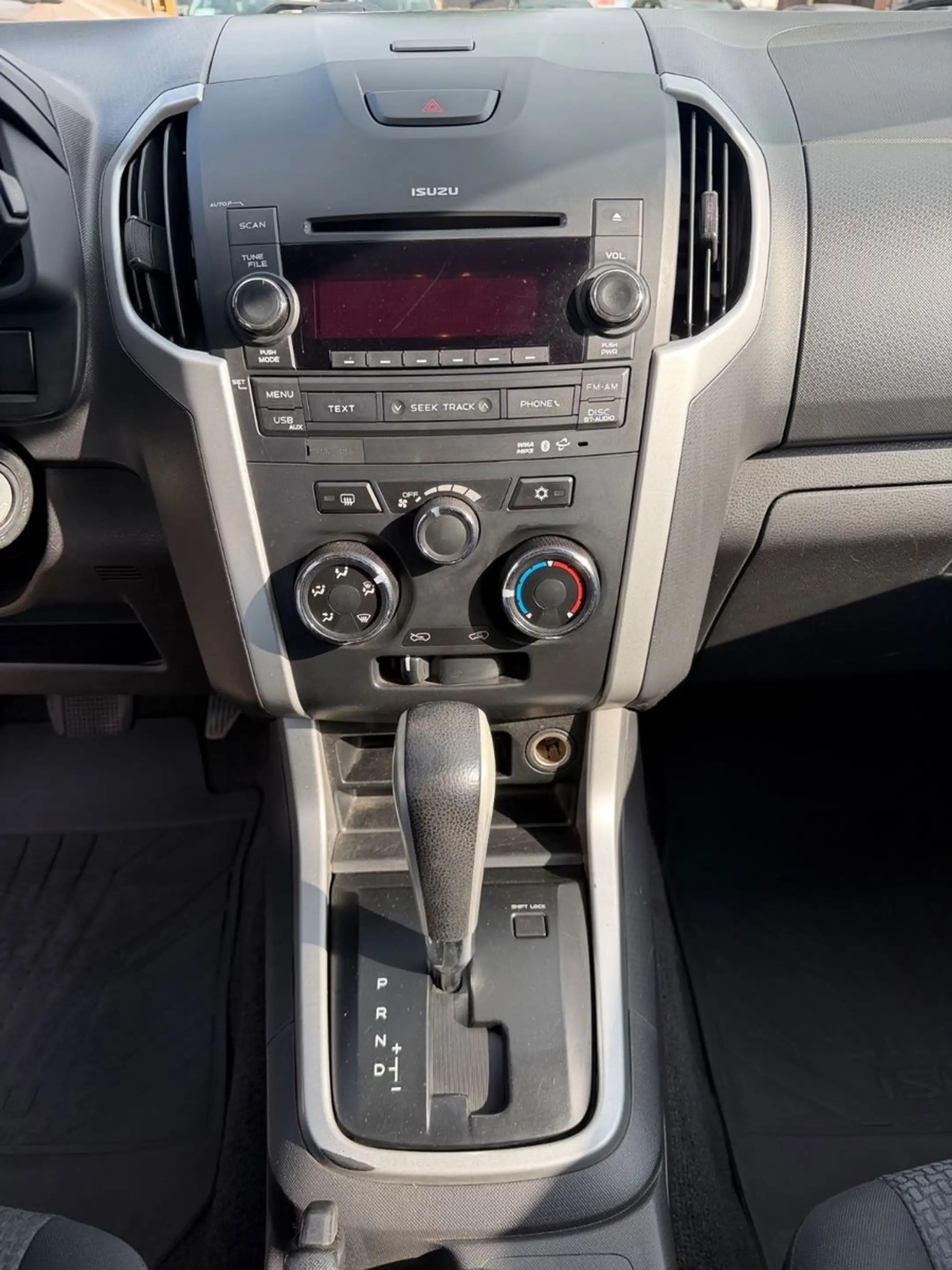 Isuzu D-Max Double Cab 4WD Custom Automatik — photo 13