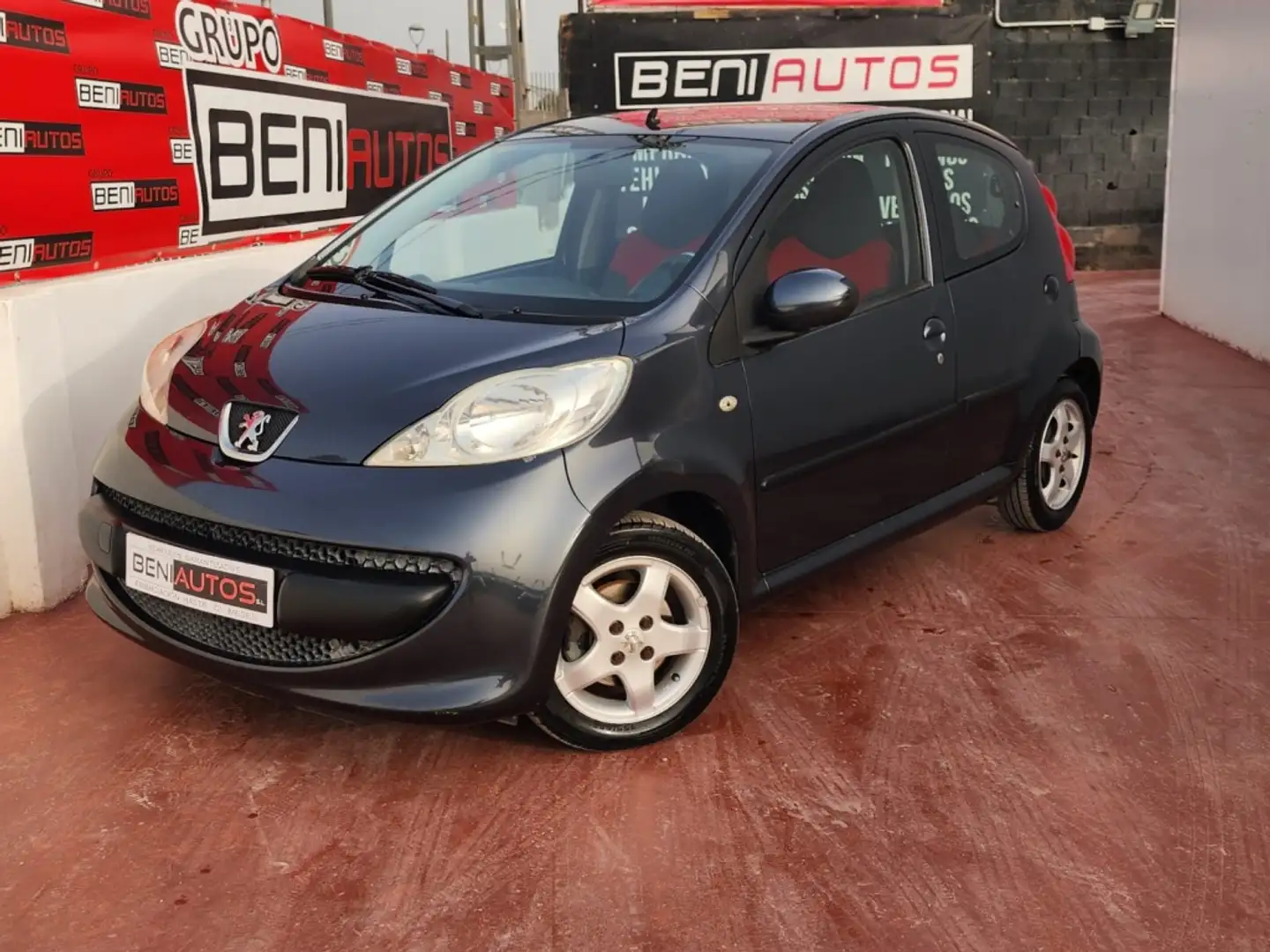 Peugeot 107 1.0i Urban 2 Tronic Noir - 1