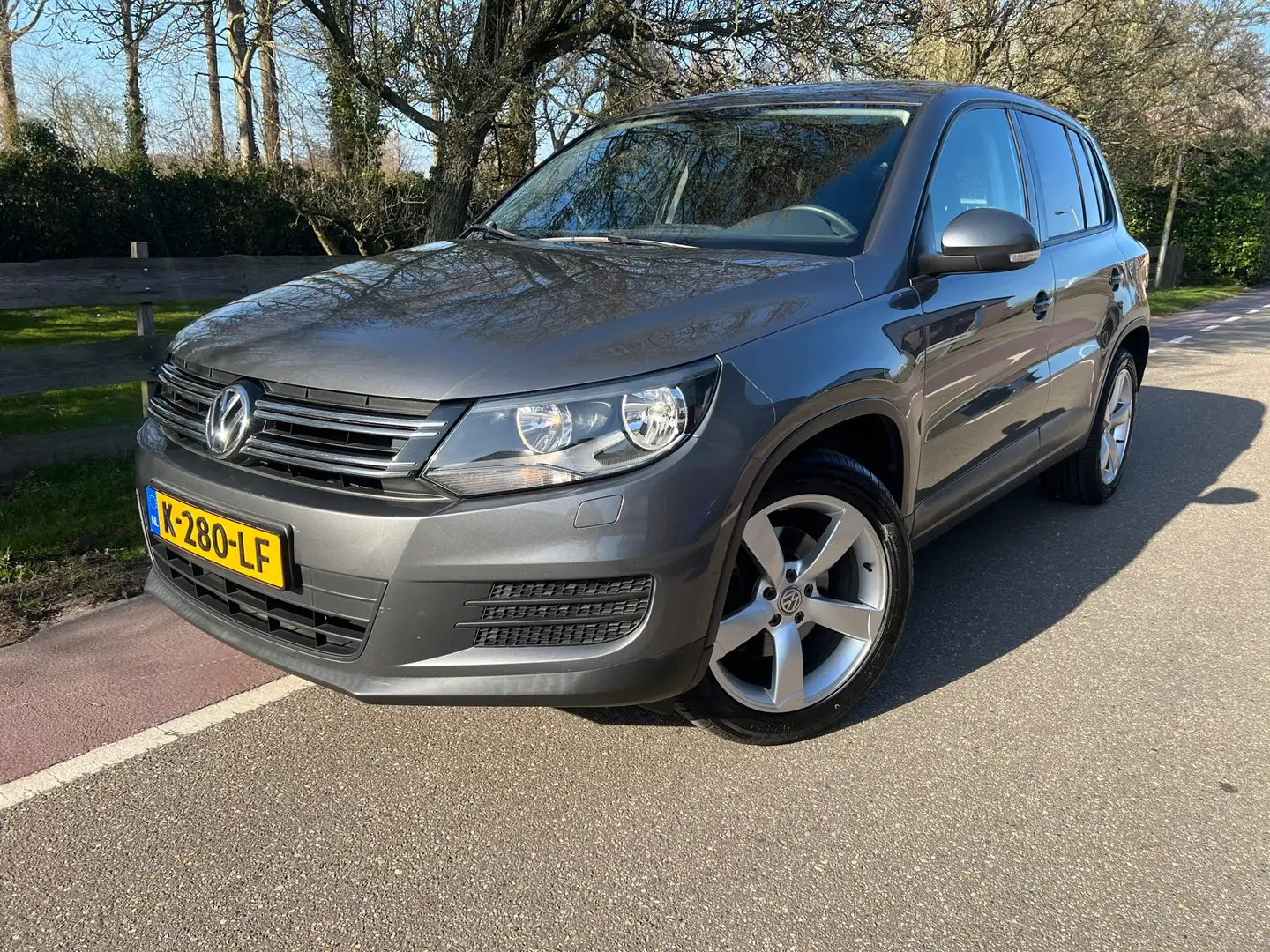 Volkswagen Tiguan 1.4 TSI Comfort&Design Edition Clima PDC Gris - 1