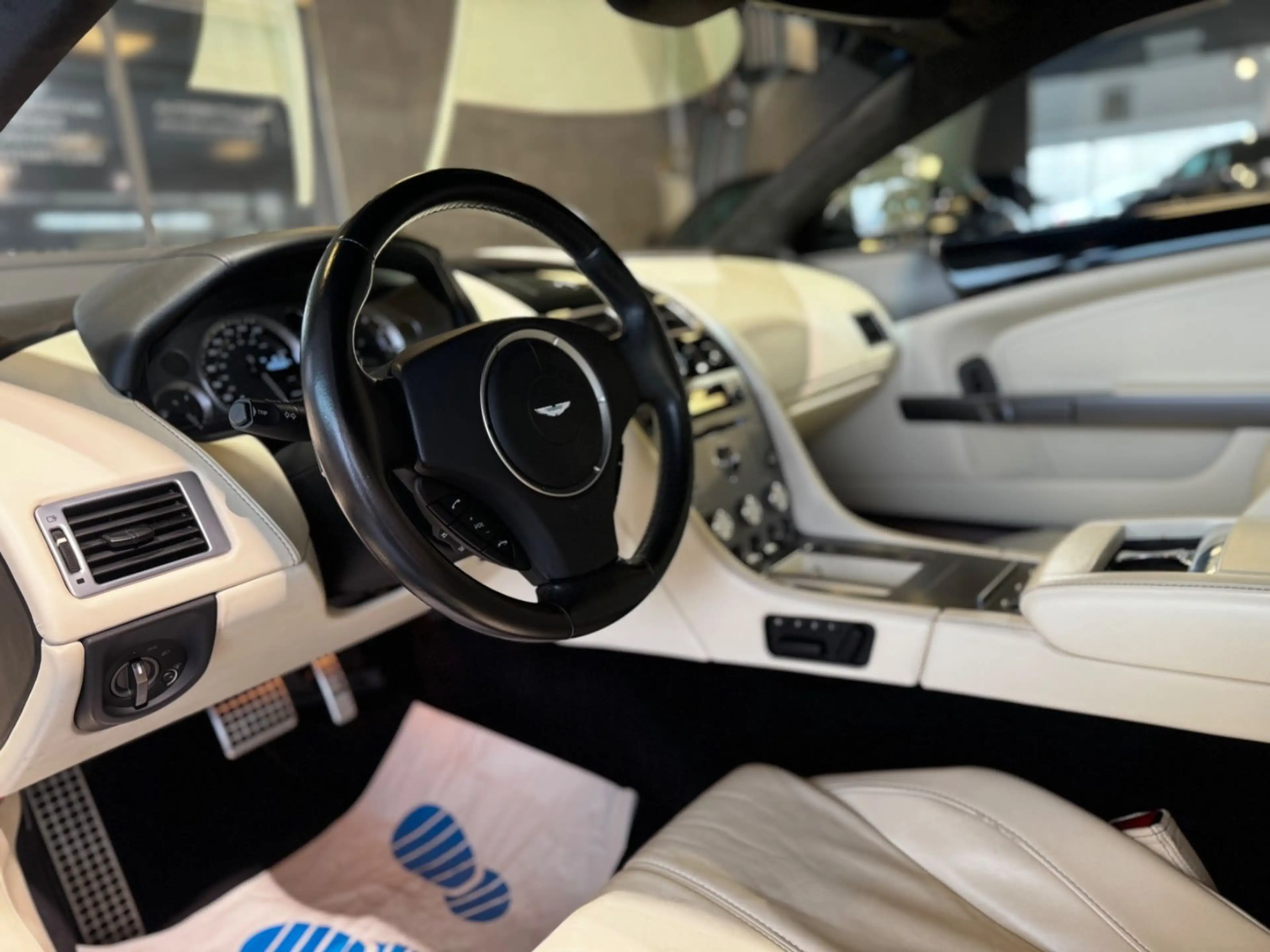 Aston Martin DB9 LM 5.9 Touchtronic — photo 8