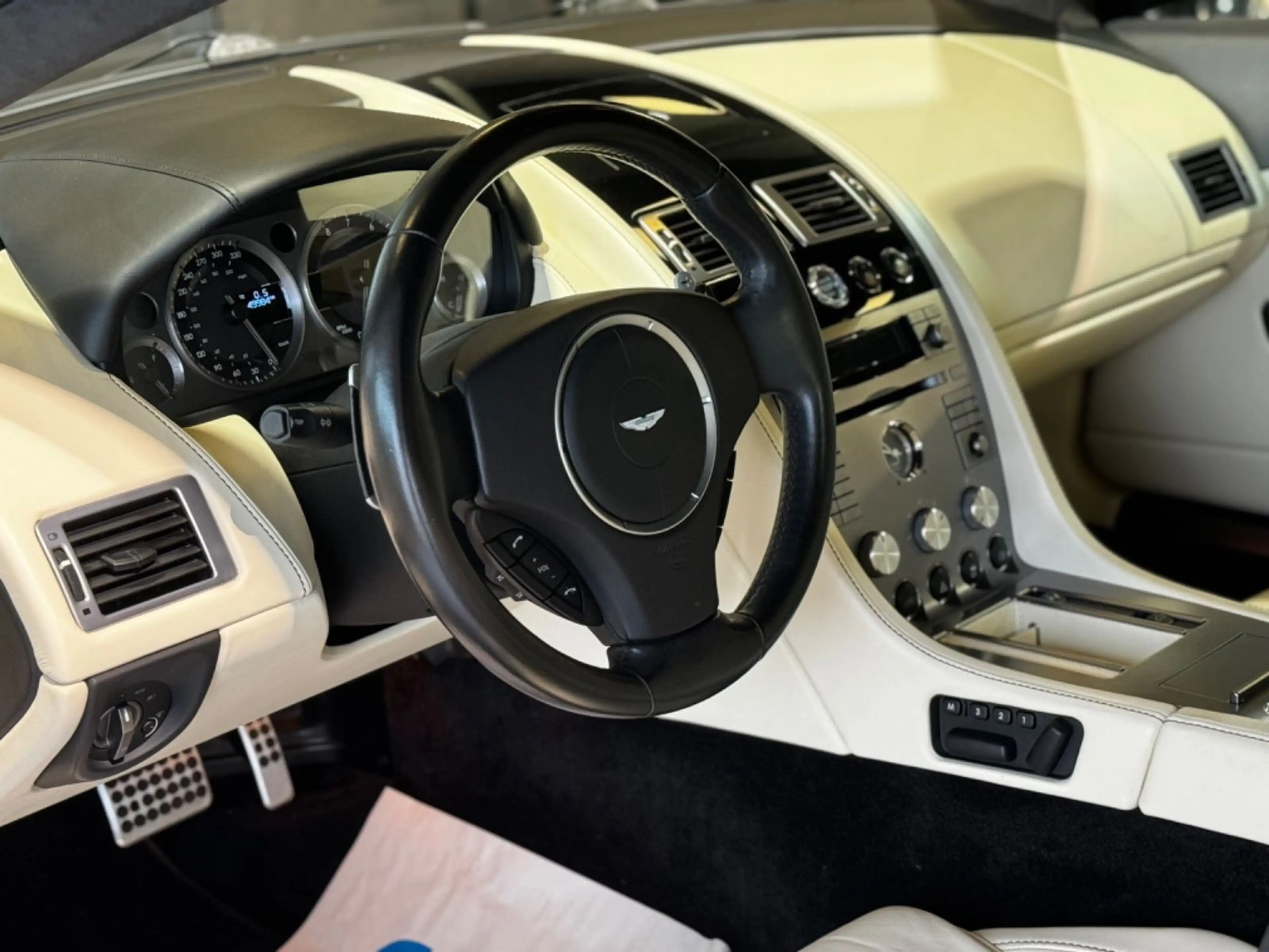 Aston Martin DB9 LM 5.9 Touchtronic — photo 11