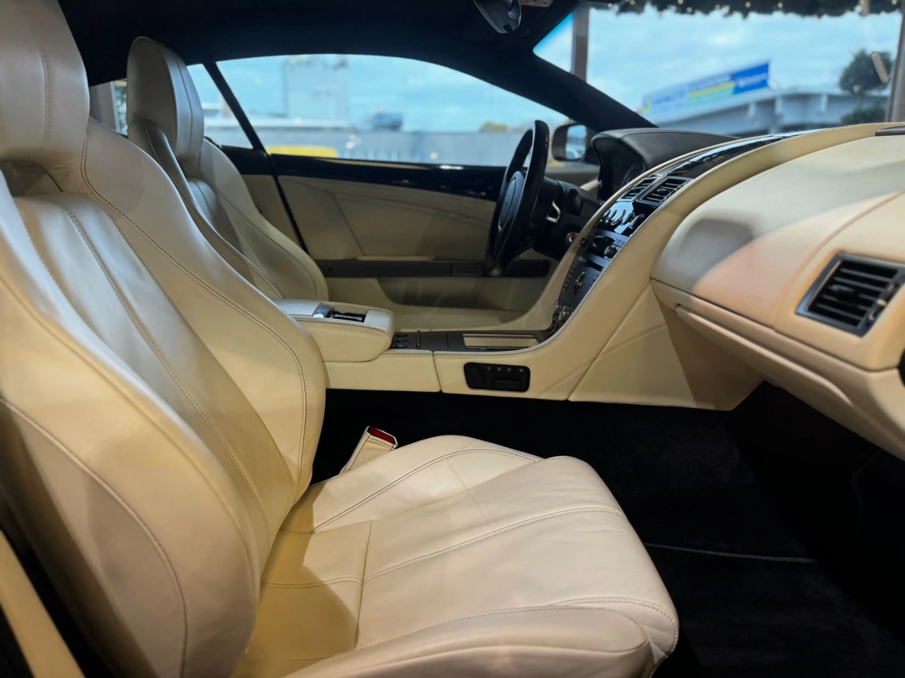 Aston Martin DB9 LM 5.9 Touchtronic — photo 12