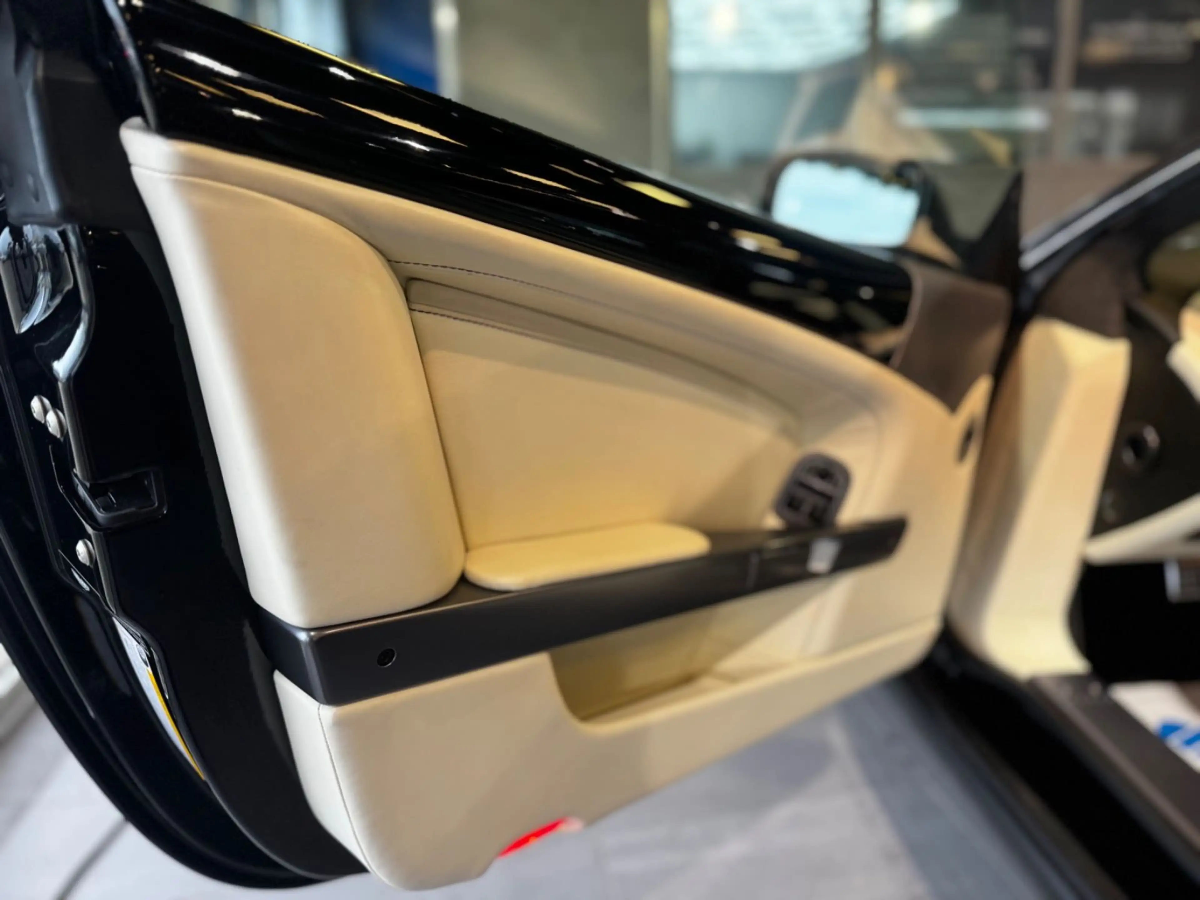 Aston Martin DB9 LM 5.9 Touchtronic — photo 15