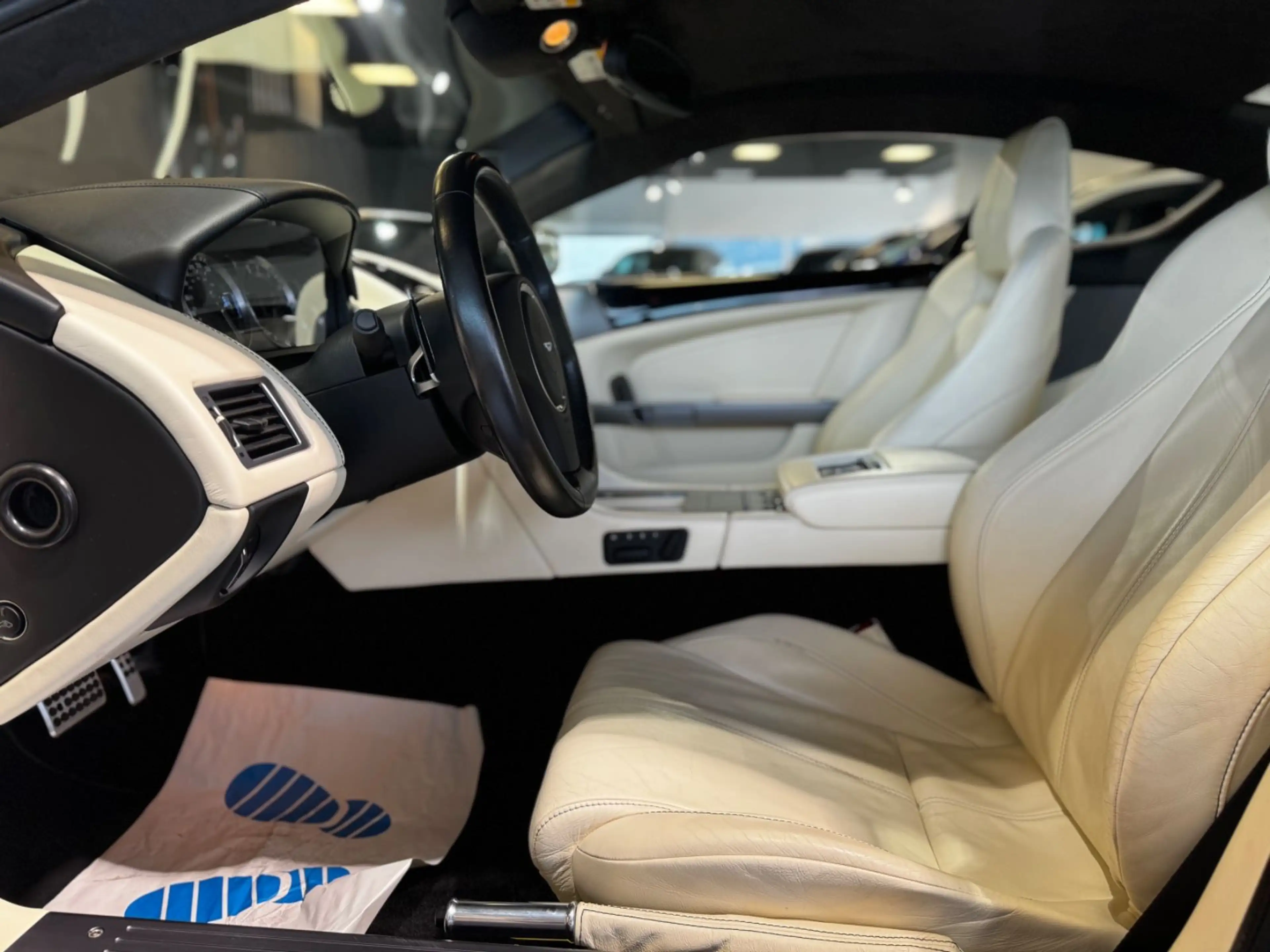 Aston Martin DB9 LM 5.9 Touchtronic — photo 10