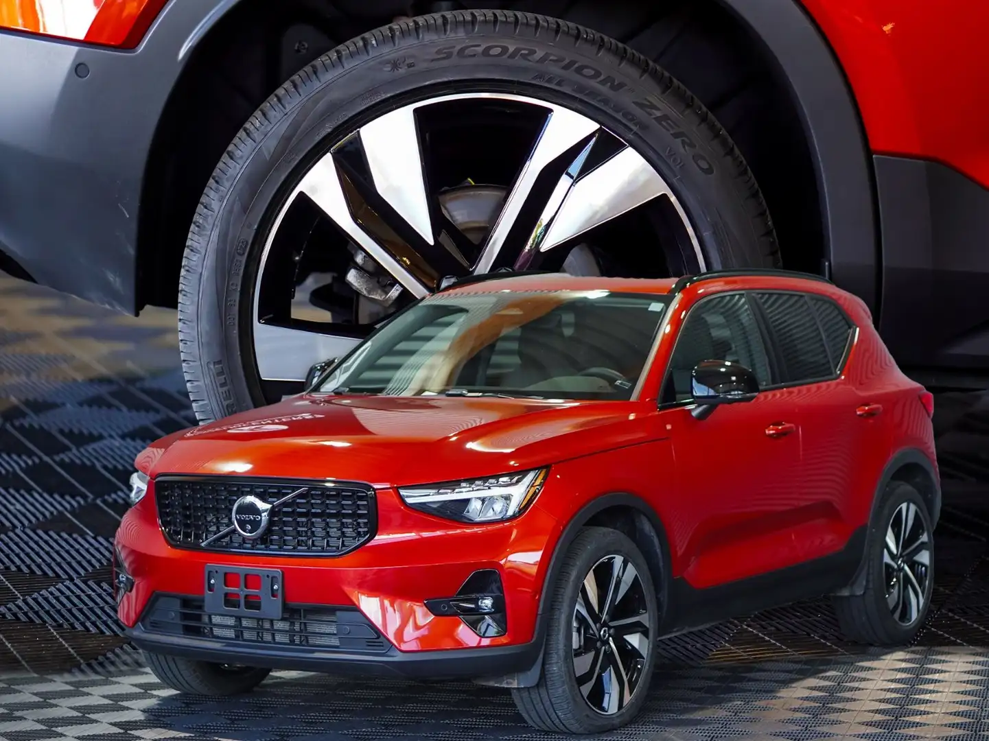 Volvo XC40 B5 AWD Plus Dark/360°KAMERA/H&K/CARPLAY Roşu - 1