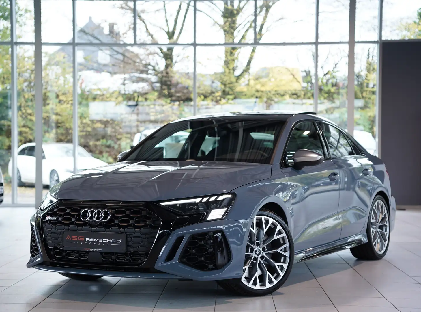 Audi RS3 Limousine q 2.H *19 *ACC*Pano*Schale*RS-AGA Grau - 1