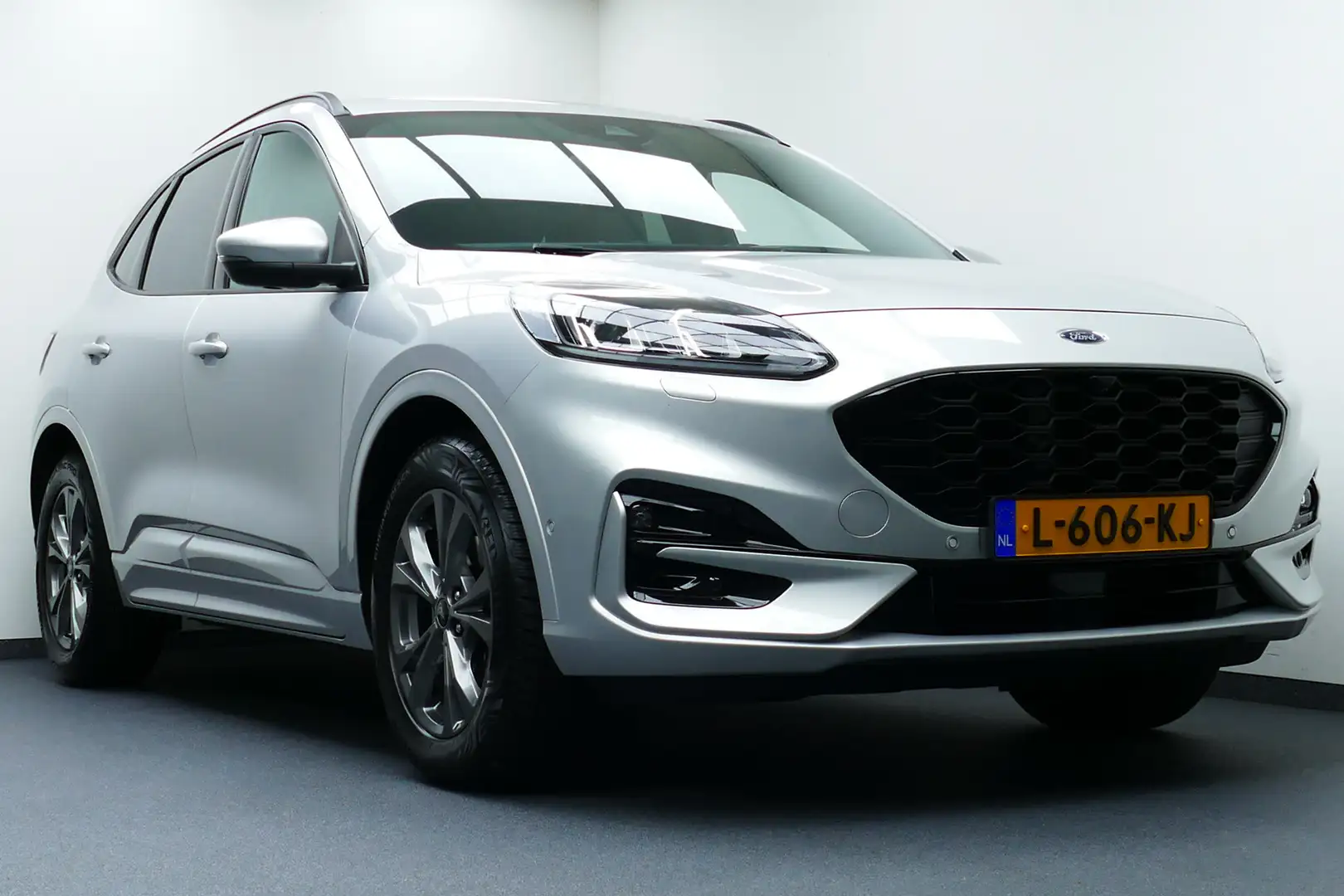 Ford Kuga 1.5 EcoBoost ST-Line X. B&O, Head-up, Camera, Adap Grijs - 2