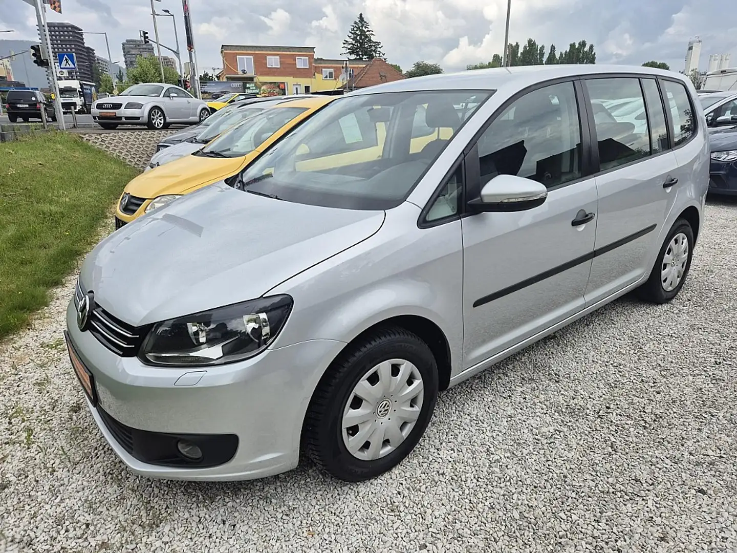 Volkswagen Touran Trendline 1,6 SCR TDI Silber - 1