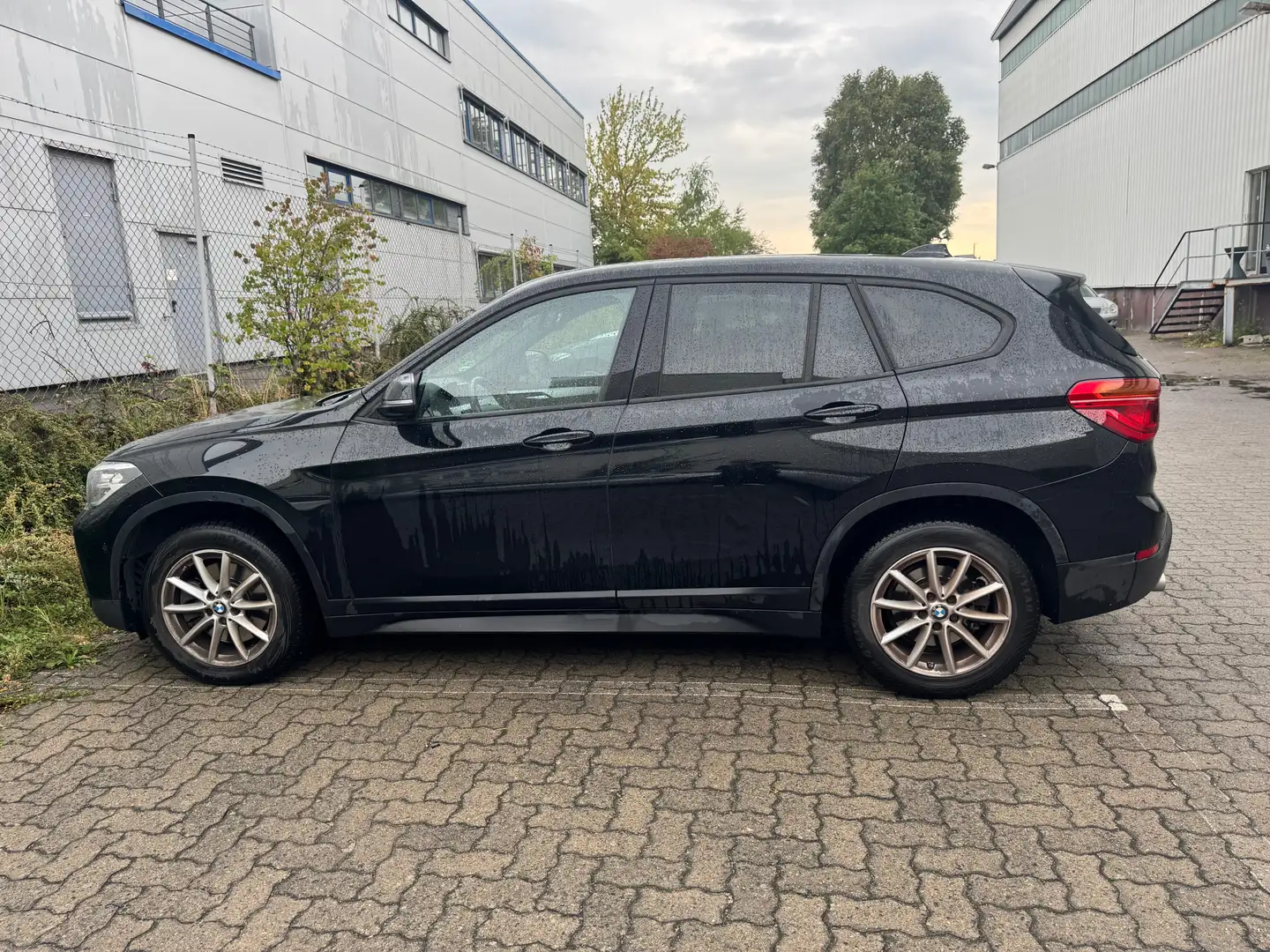 BMW X1 X1 sDrive20i Aut. xLine Schwarz - 2