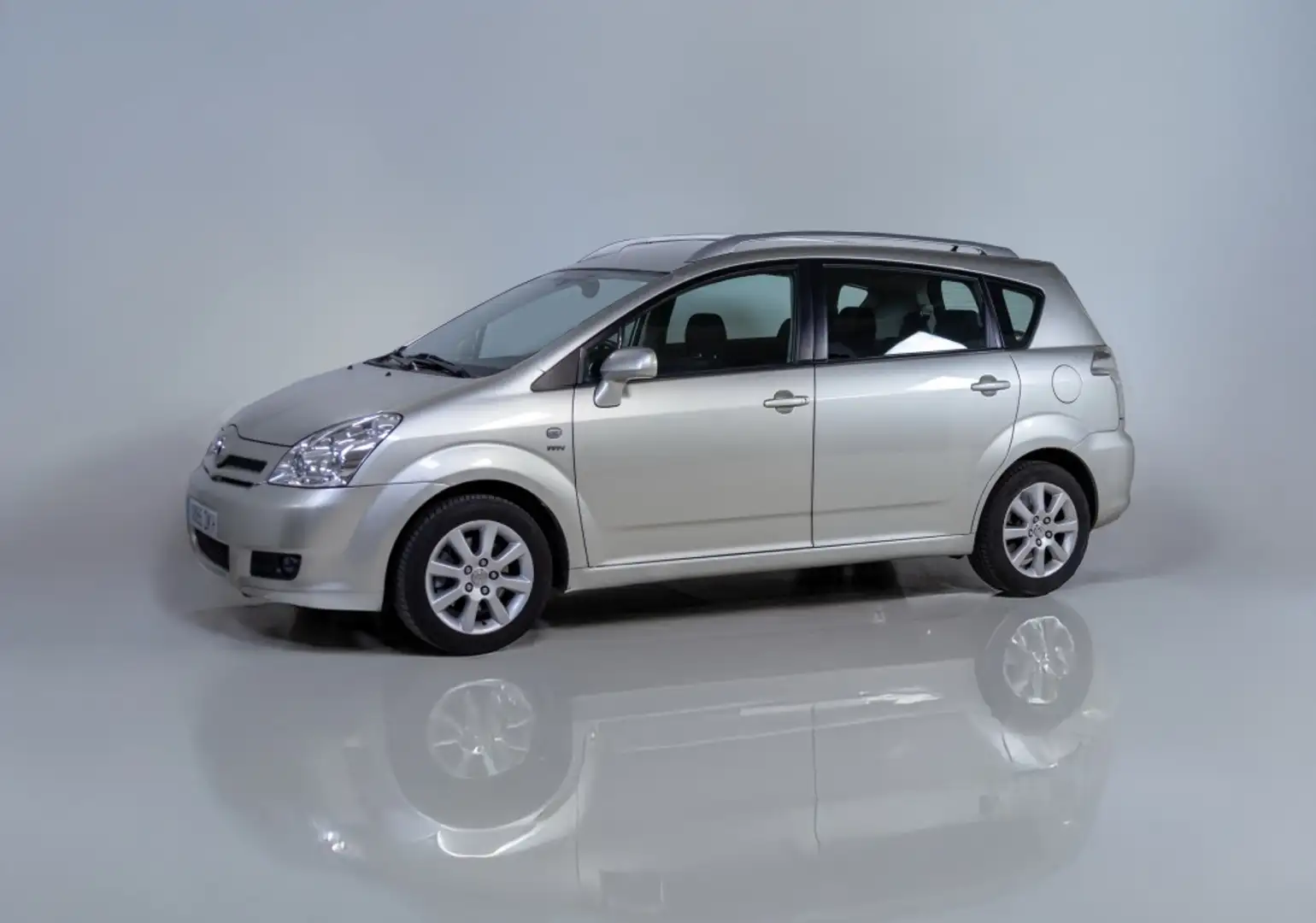 Toyota Corolla Verso 1.8i Sol Aut. Ezüst - 1