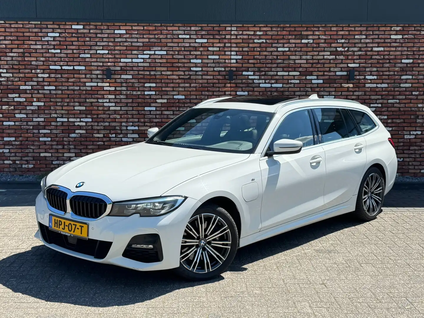 BMW 330 330 xDrive | M-Sport | Pano | ACC | Virtual Dash | Wit - 2