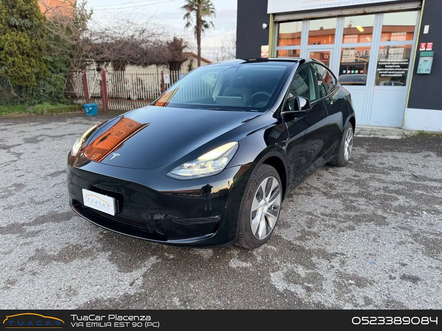 Tesla Model Y Maximum Range / Premium Schwarz - 1