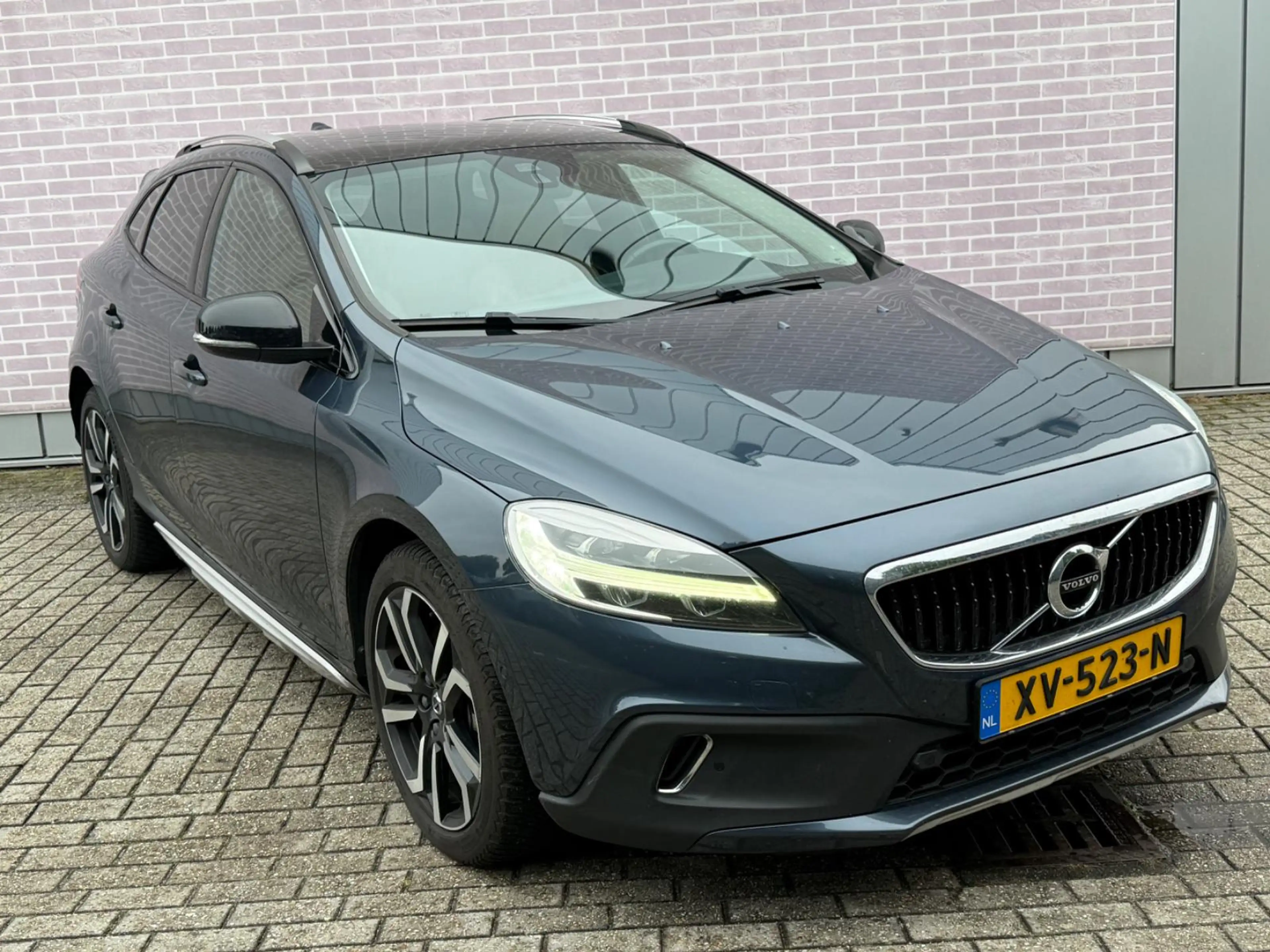 Volvo V40 Cross Country 1.5 T3 Polar+ Luxury | Trekhaak | Panoramadak | Ha — photo 3