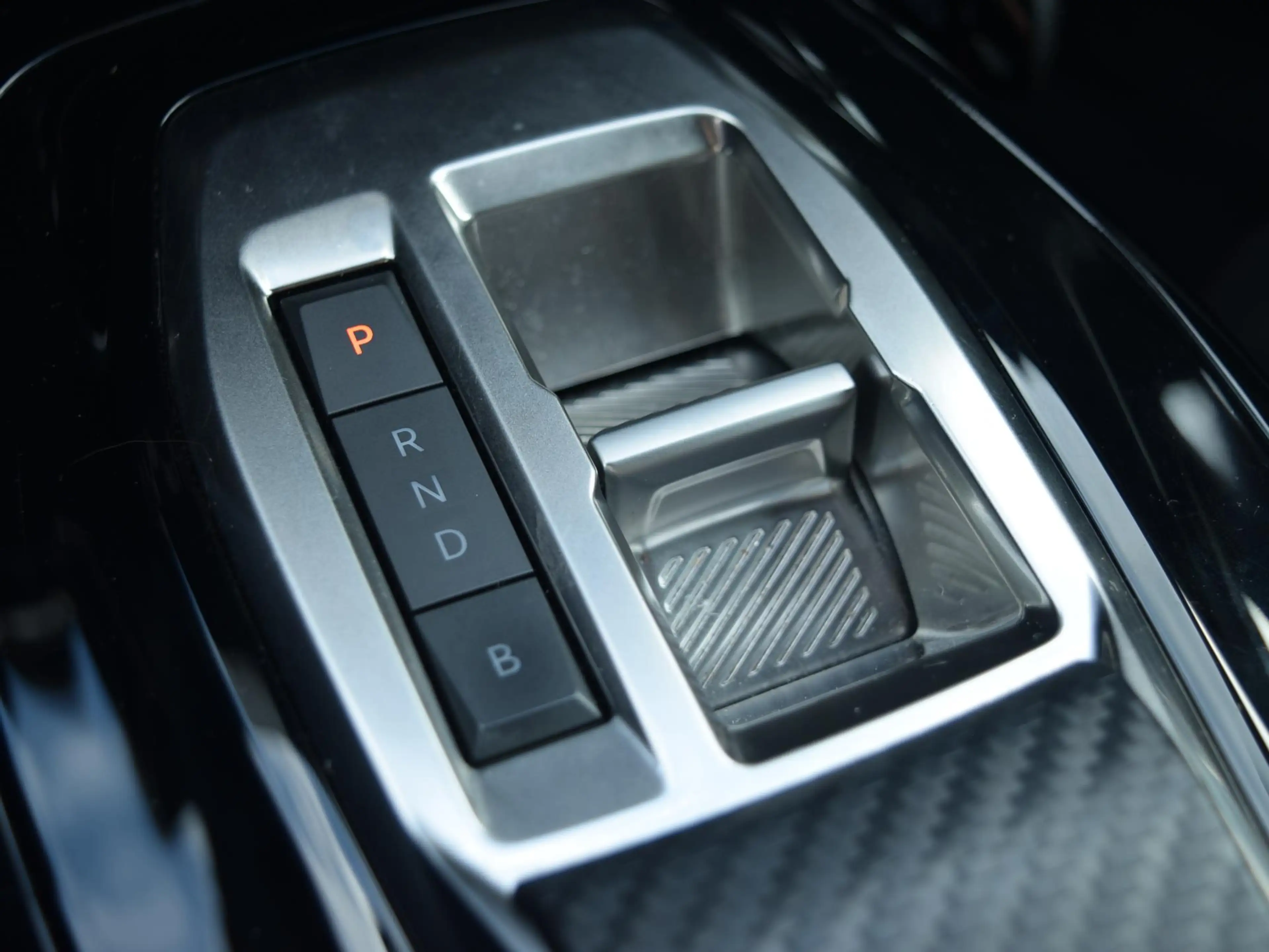 Peugeot e-2008 EV GT 50 kWh Apple Carplay/Android Auto l keyless — photo 15