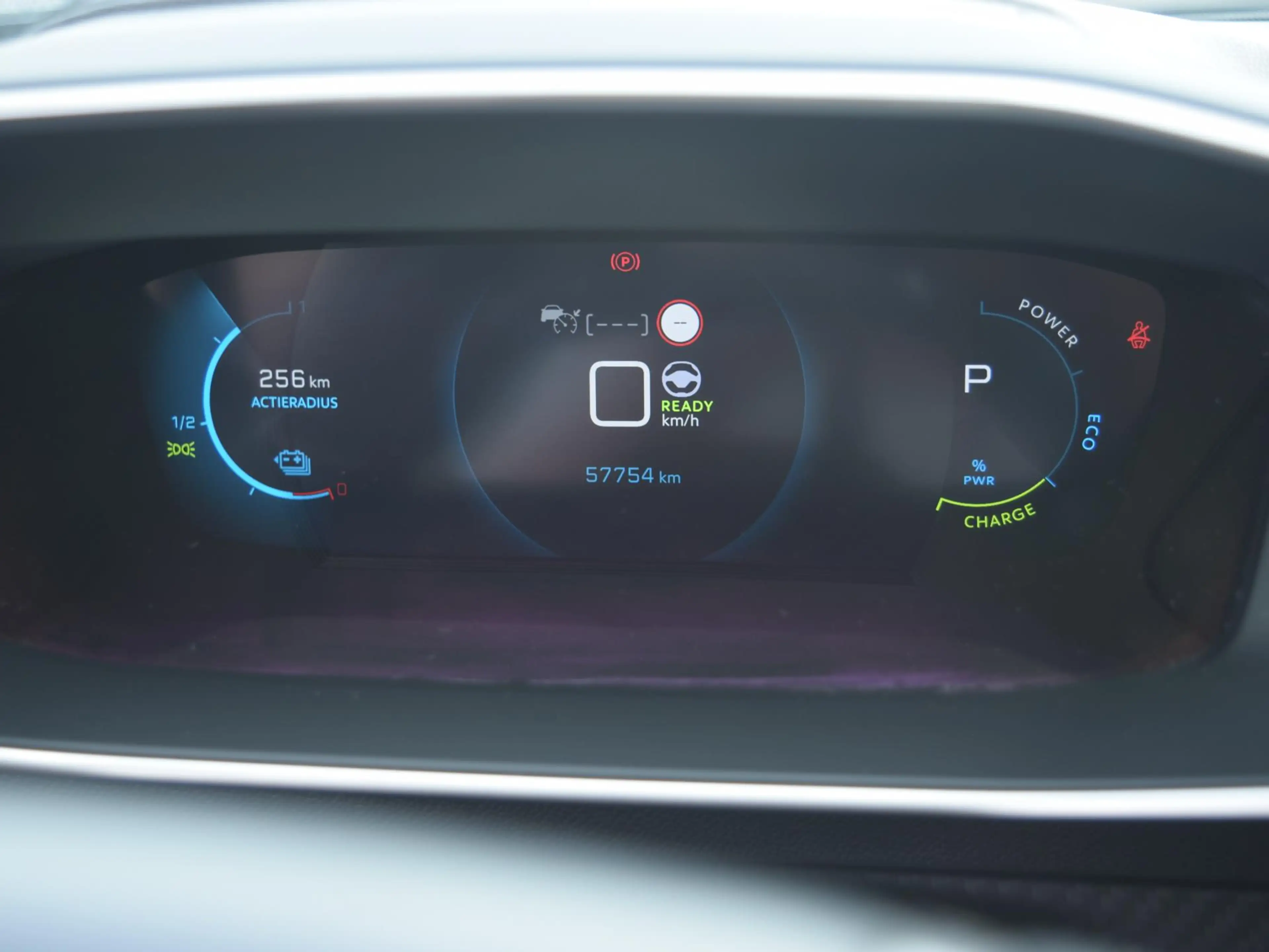 Peugeot e-2008 EV GT 50 kWh Apple Carplay/Android Auto l keyless — photo 8