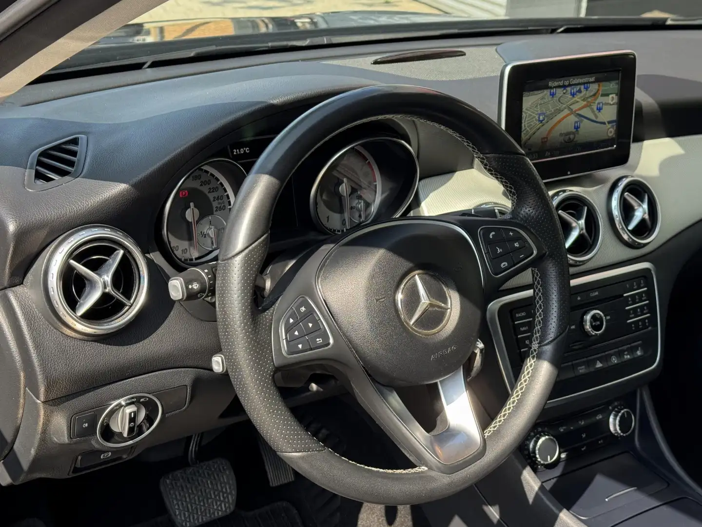 Mercedes-Benz GLA 200 URBAN - AUTOMAAT I Panorama dak I 1/2 Leer I Navig Negro - 2