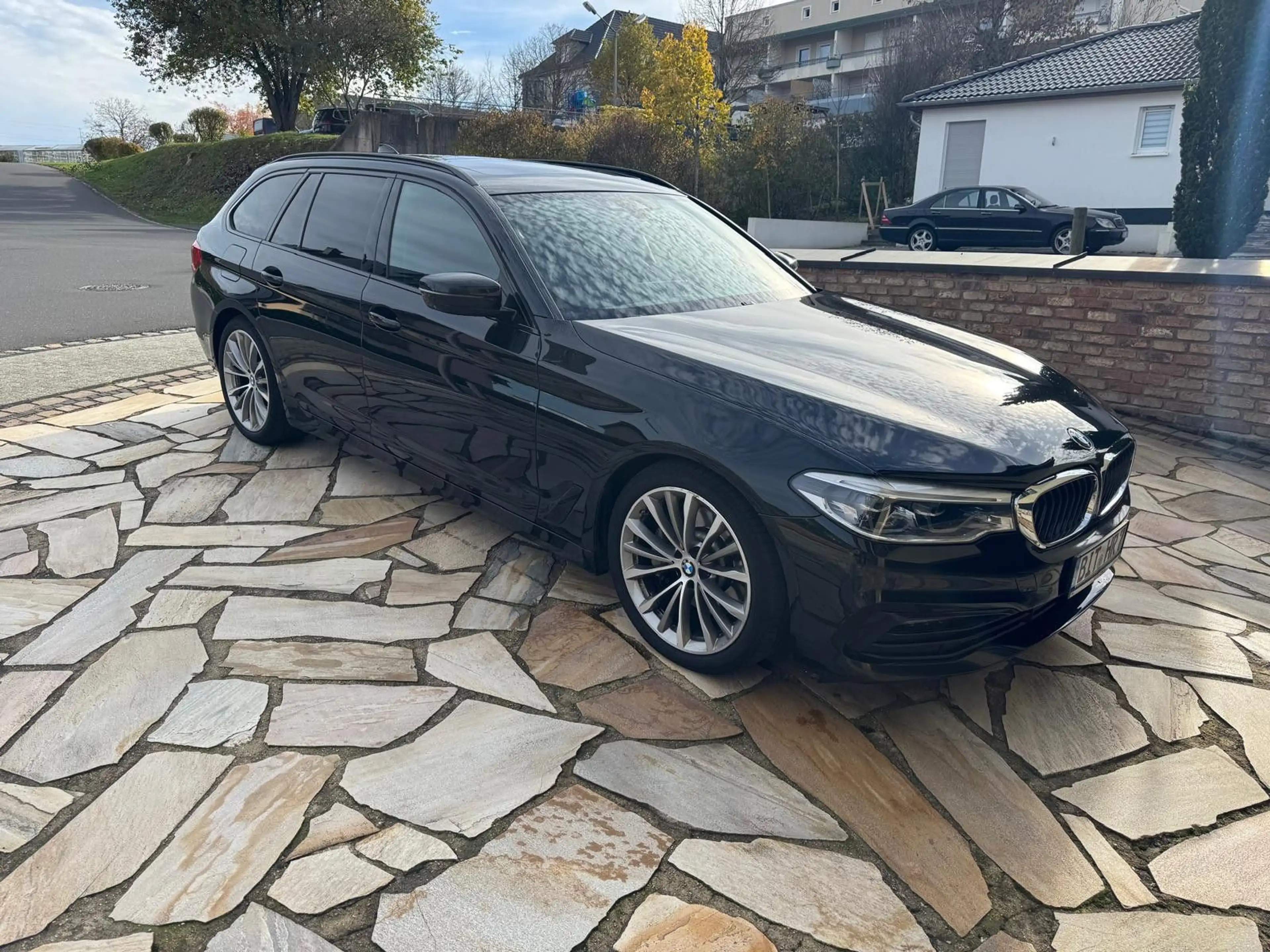 BMW 530 d xDrive Tourings Sport Line, Panoramadach, — photo 3