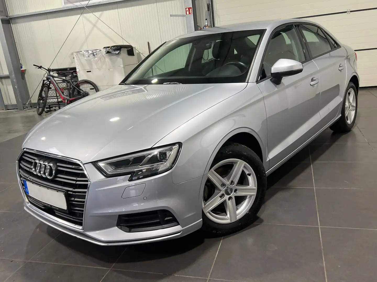 Audi A3 35 TDi Lim. **Navi*Leder*AHK*LED*SHZ** Silber - 1