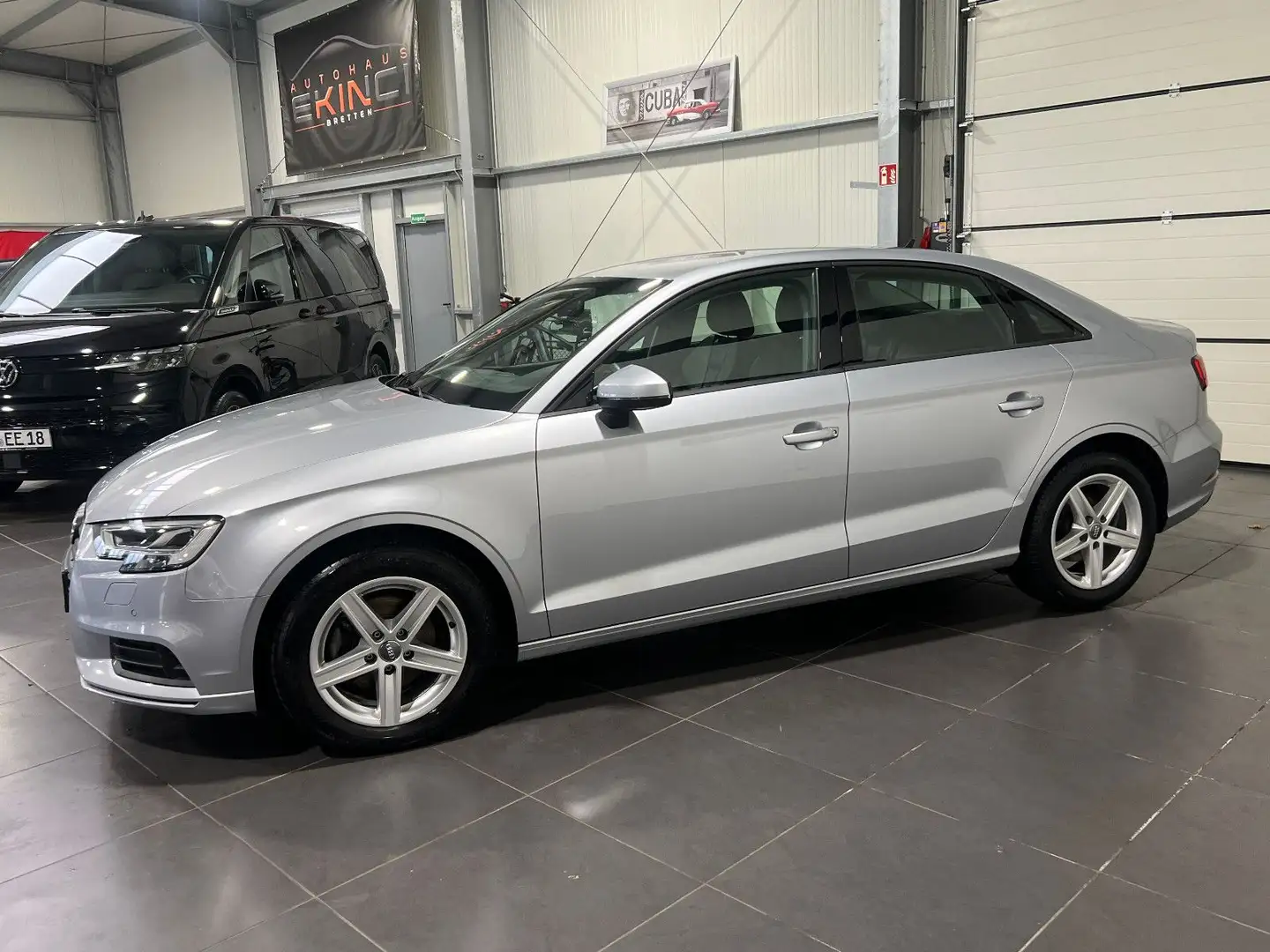 Audi A3 35 TDi Lim. **Navi*Leder*AHK*LED*SHZ** Silber - 2