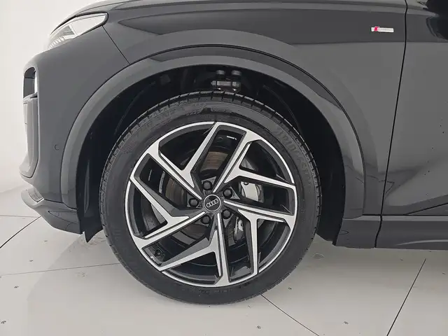 Audi Q6 view 8