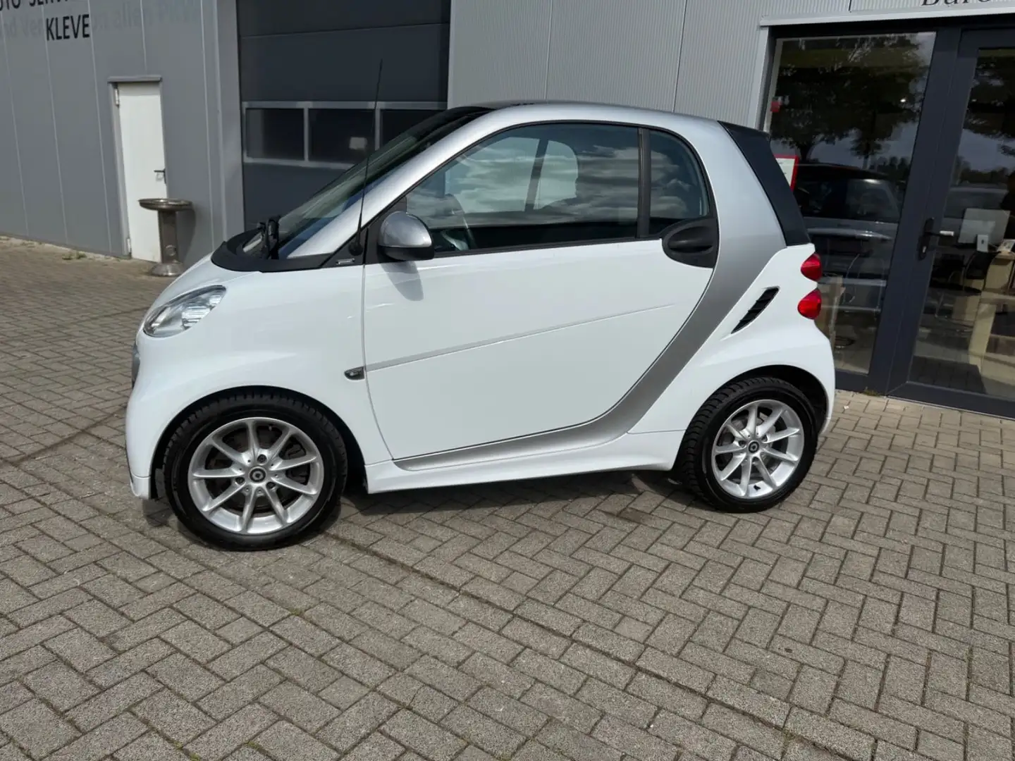 smart forTwo coupe Micro Hybrid Drive*PANO*KLIMA* Argent - 2