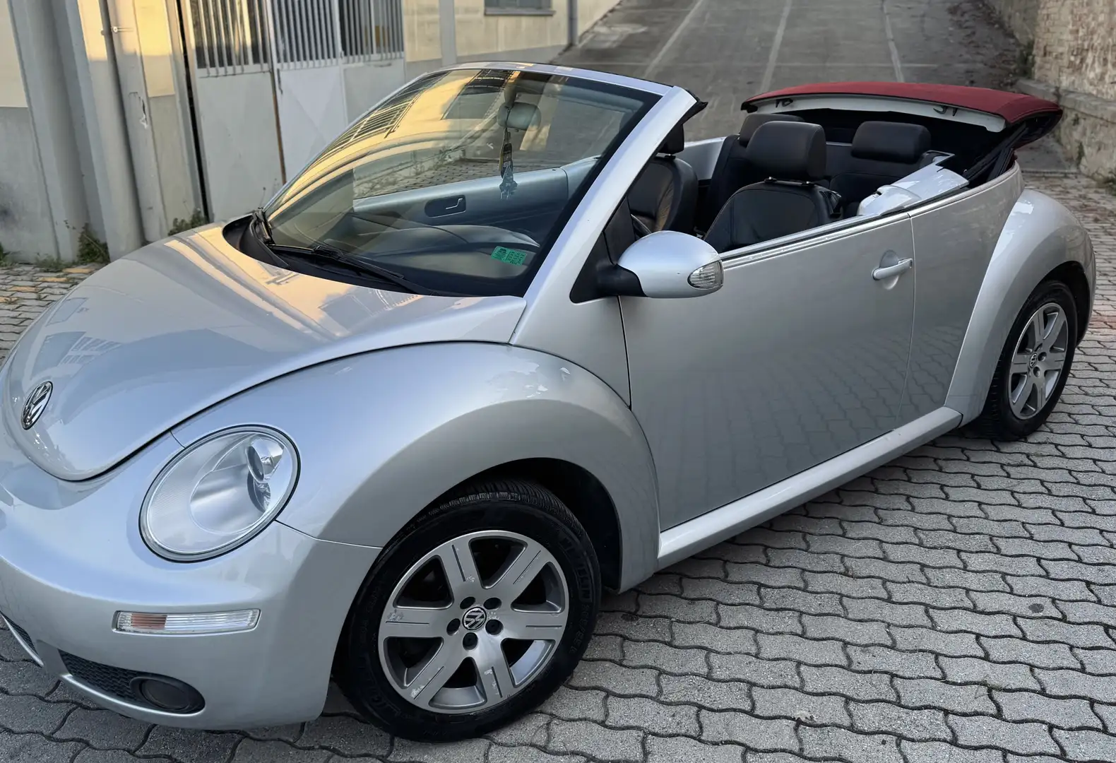 Volkswagen New Beetle Cabrio 1.6 limited Red Edition gpl scadenza 2033 Argento - 1