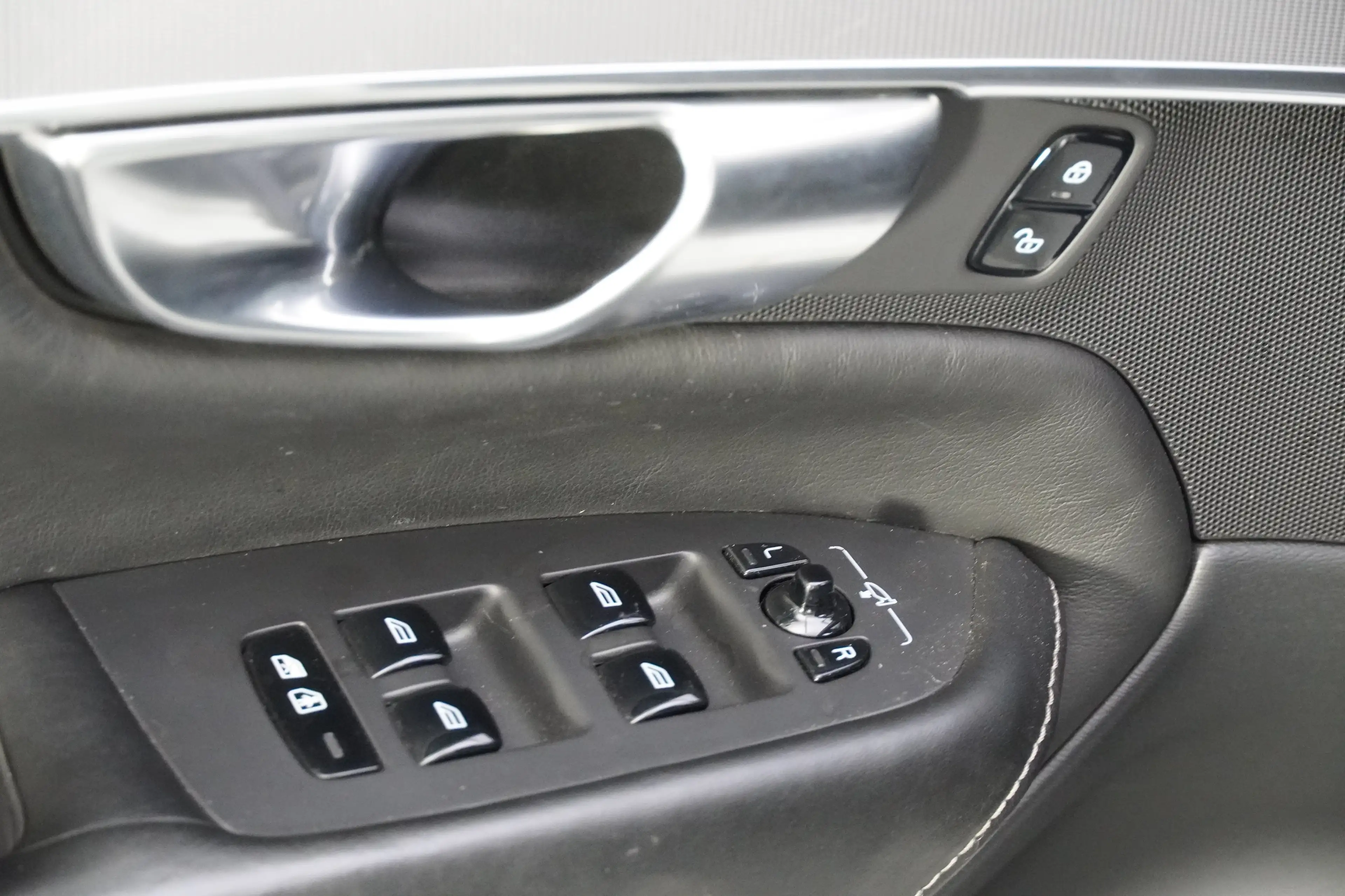 Volvo XC90 XC90 D5 AWD R-Design — photo 7