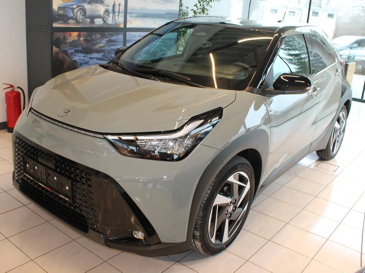 Toyota Aygo X Hybrid Aut. Lounge Grün - 1