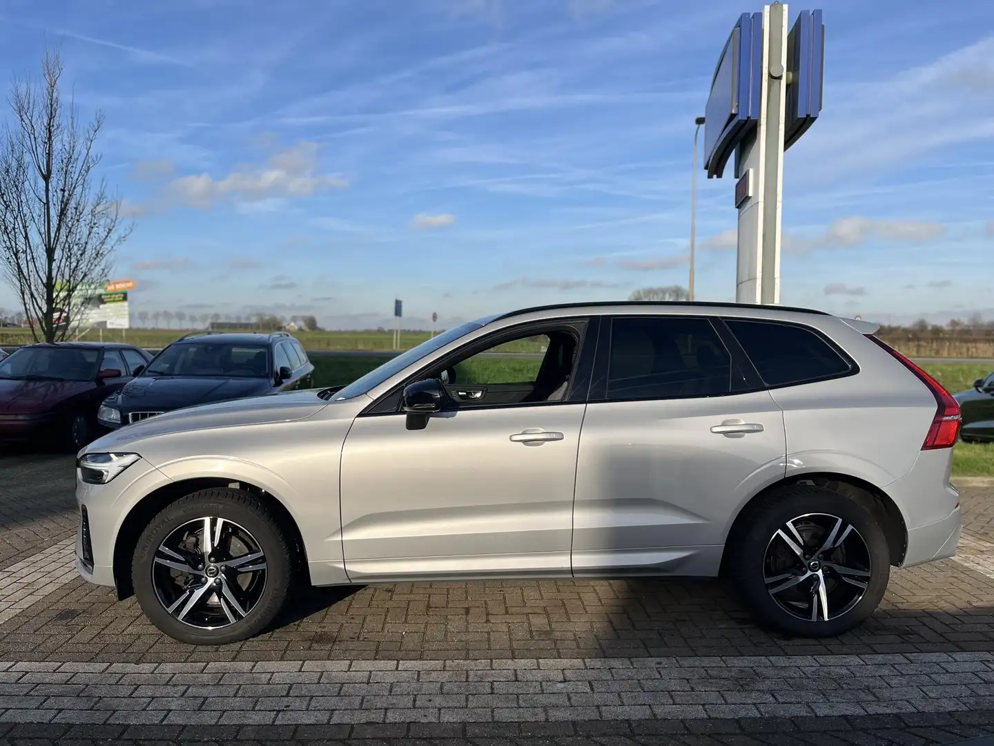 Volvo XC60 B4 AWD R-Design Plateado - 2