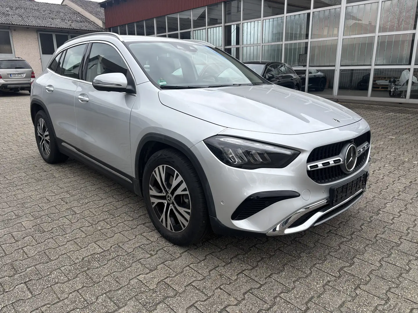 Mercedes-Benz GLA 180 Progressive LINE-Advanced AHK 360° Kamera Silber - 1