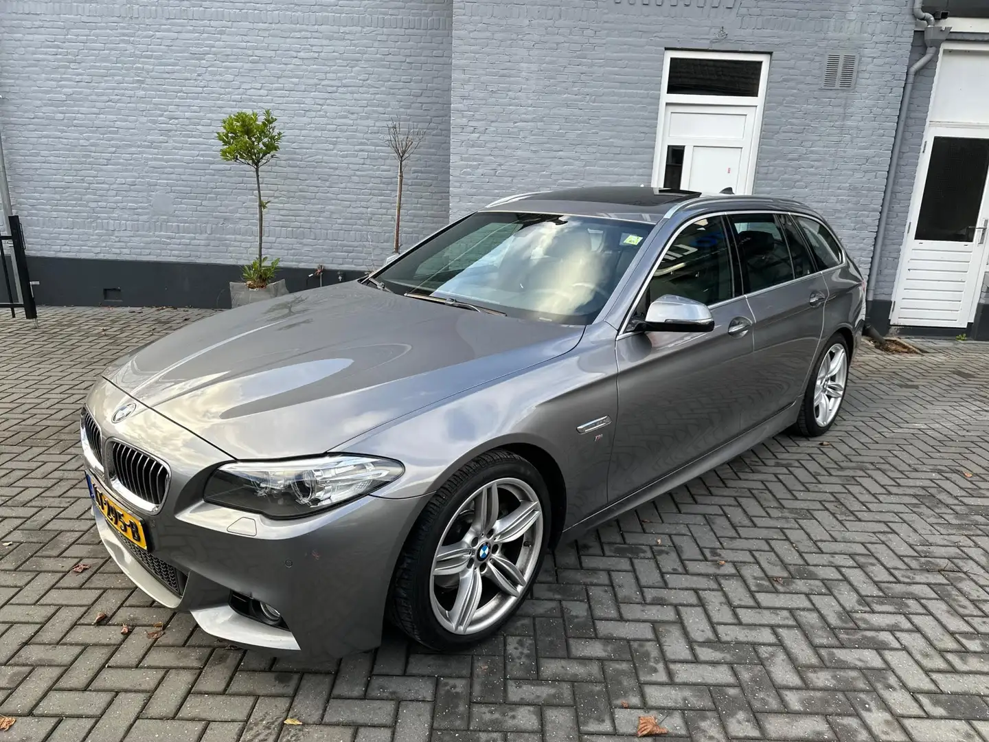 BMW 520 5-serie Touring 520i M SPORT | PANO | MEMORY | LEE Šedá - 1