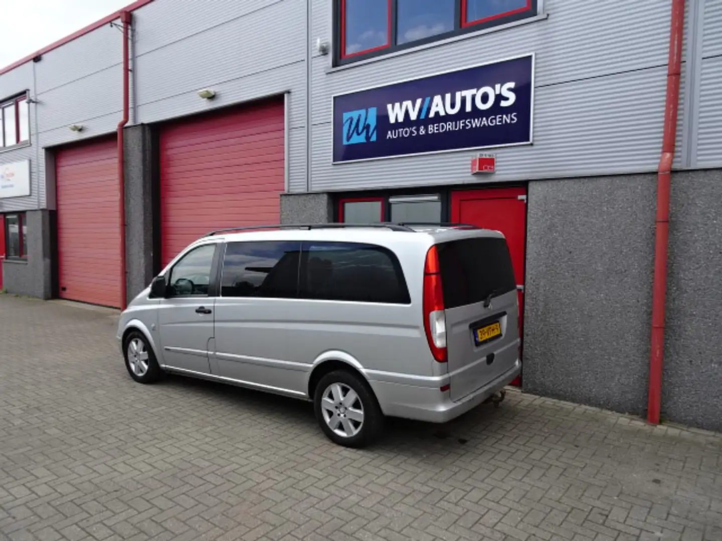 Mercedes-Benz Vito 120 CDI 320 Lang DC luxe let op tik in motor !!!!! Grijs - 2