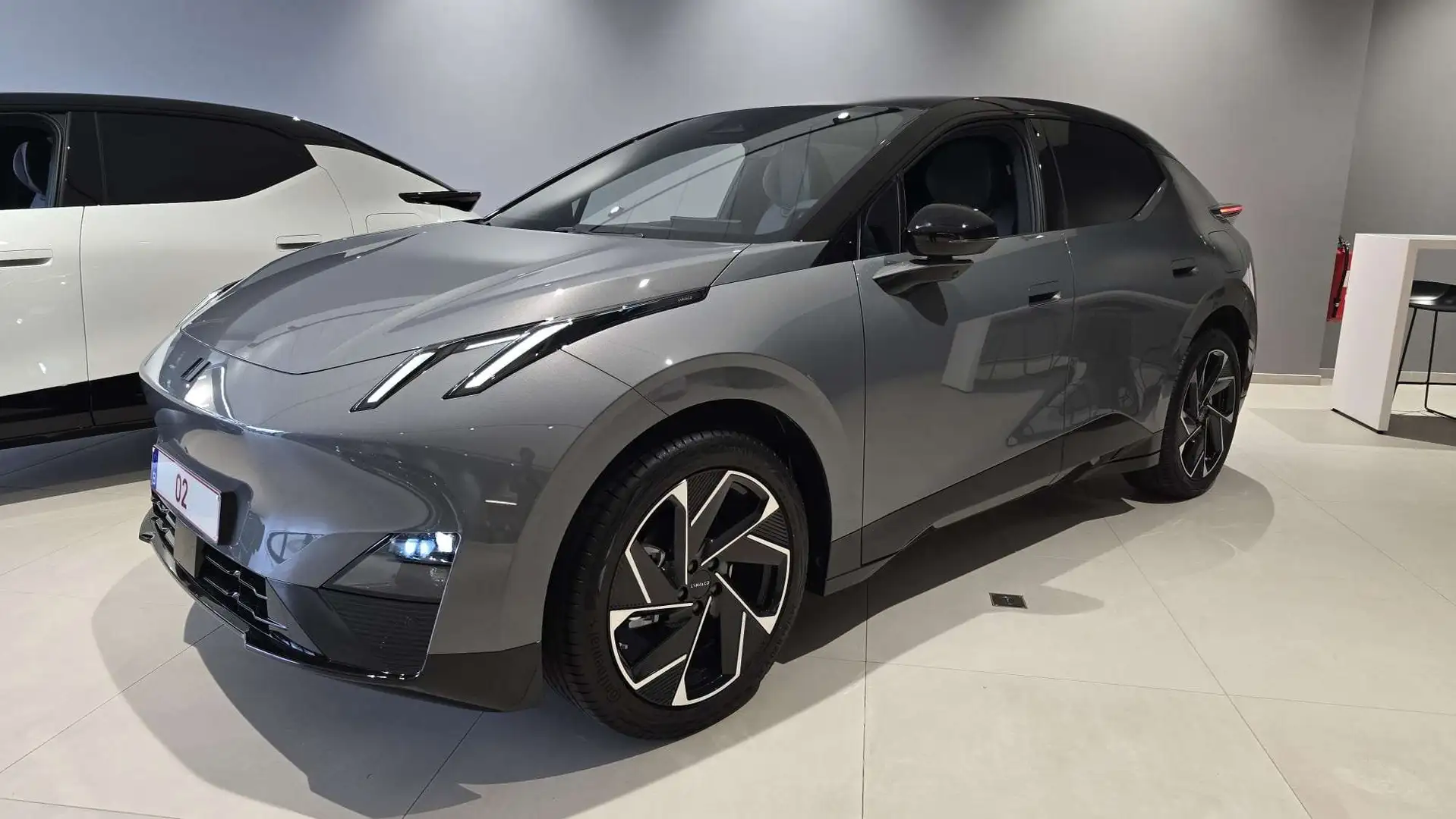 Lynk & Co 02 02 66 kWh More Gris - 1